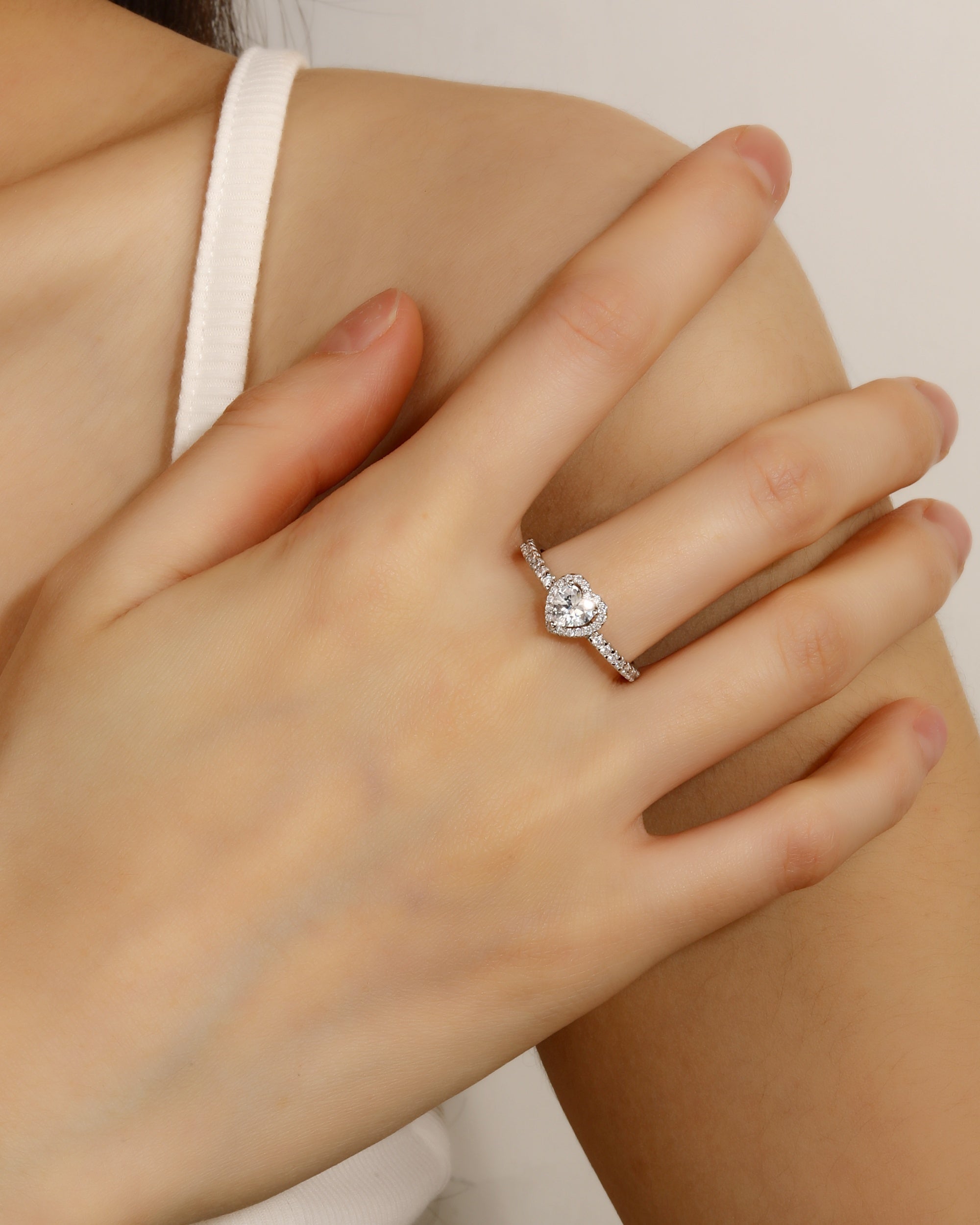 Solitario ajustable con circonia corazon blanca en rodizado