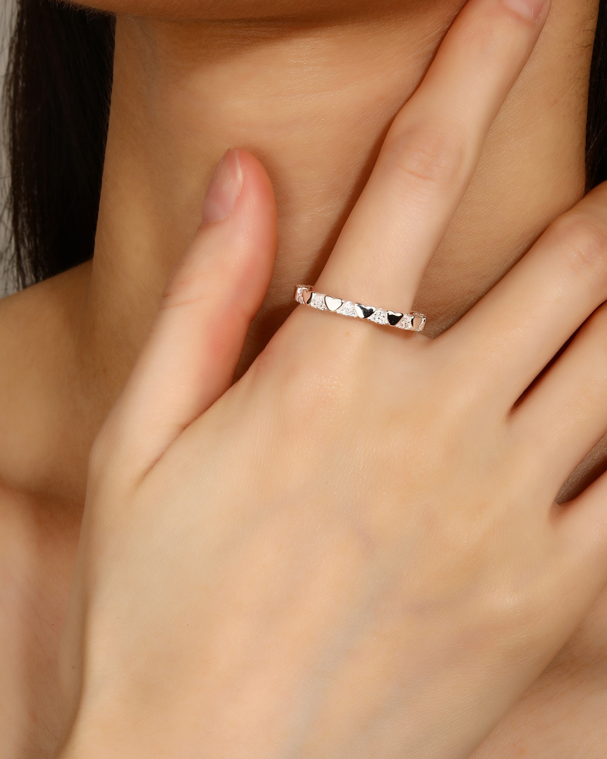 Anillo de corazones con circonia blanca en plateado