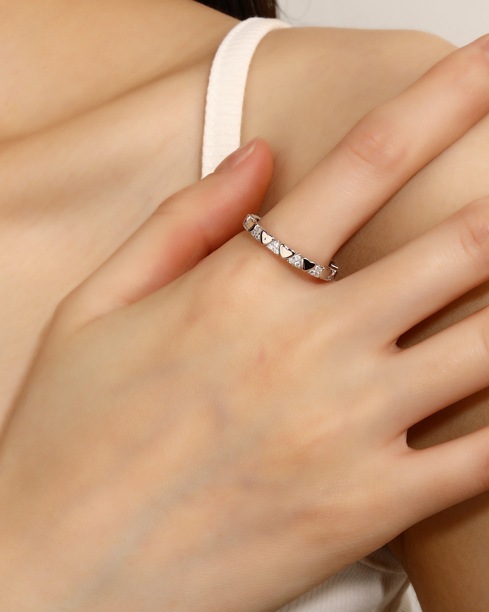 Anillo de corazones con circonia blanca en rodizado