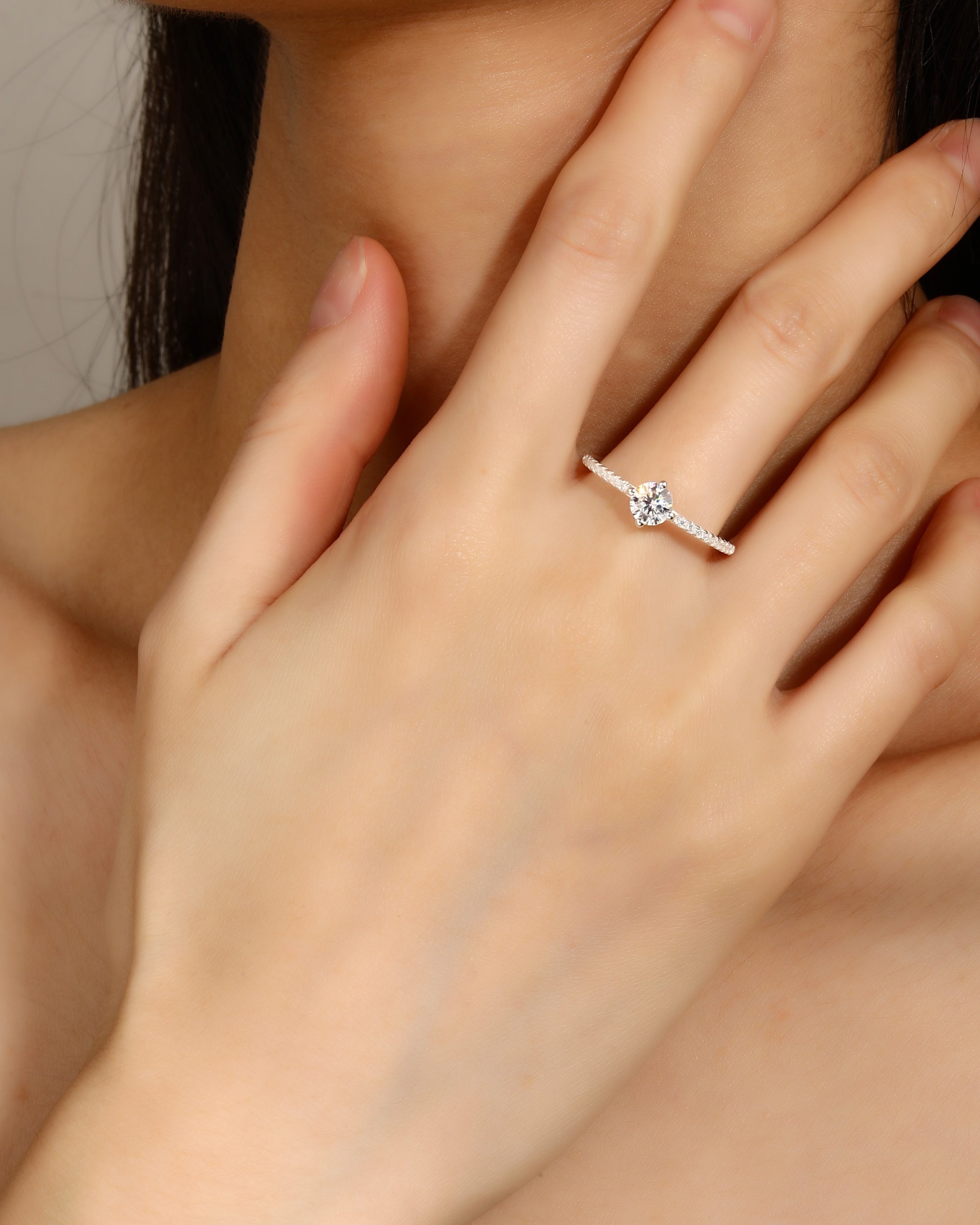Solitario ajustable con circonia redonda blanca en plateado