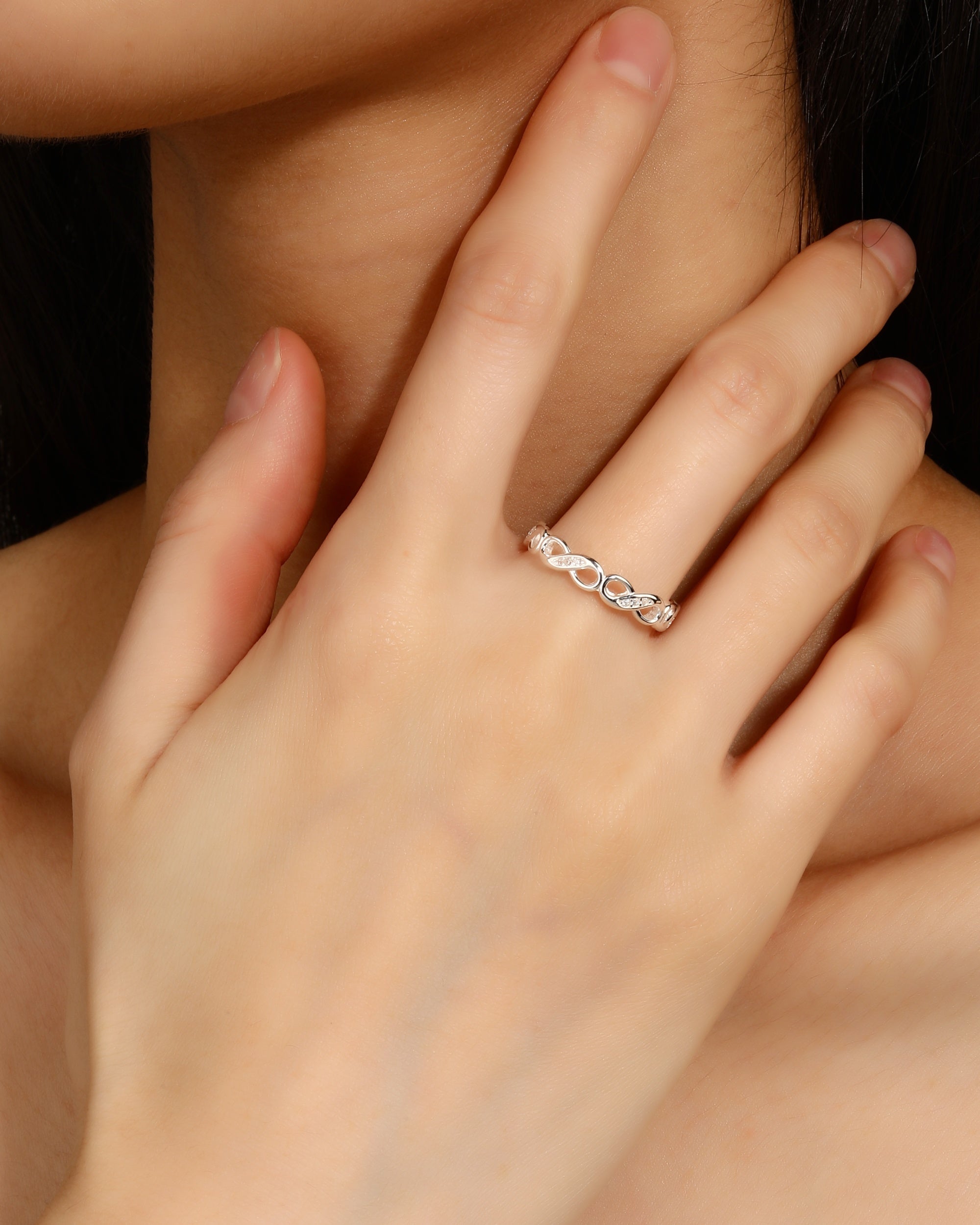 Anillo ajustable de infinitos con circonia blanca en plateado