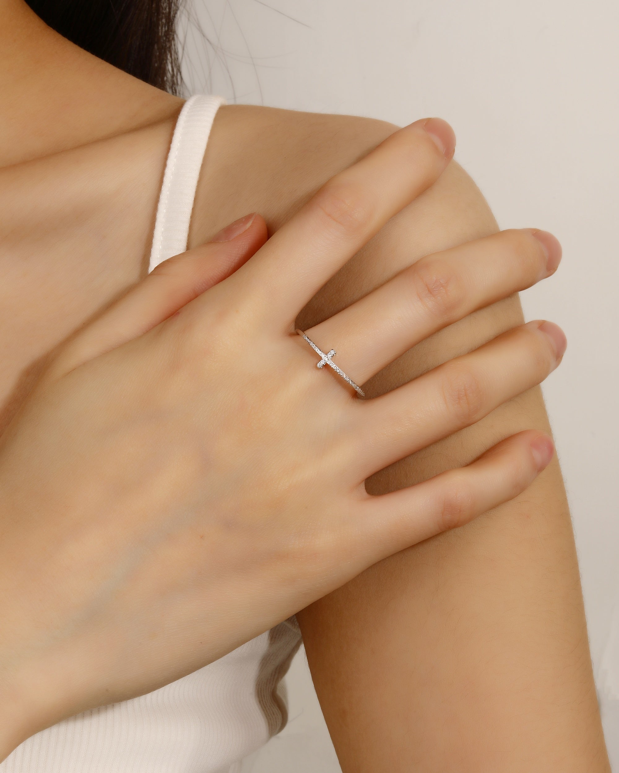 Anillo de cruz con circonia blanca en rodizado