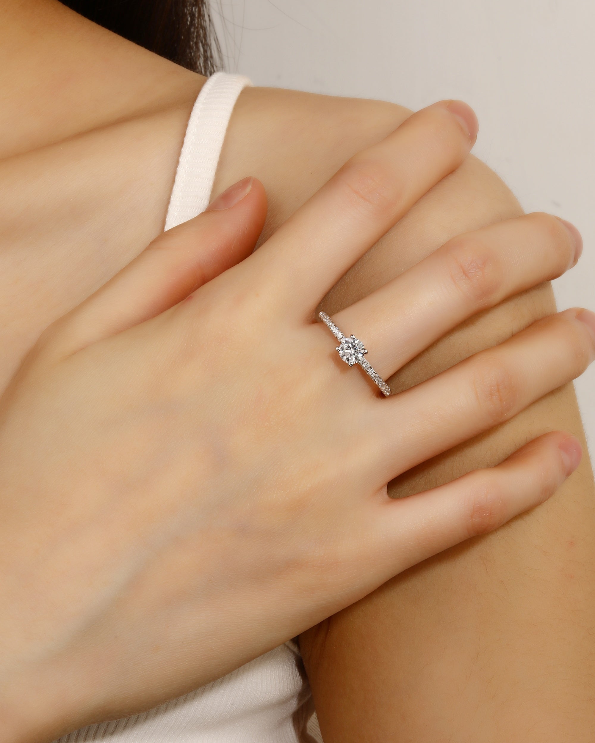 Solitario ajustable con circonia redonda blanca en rodizado