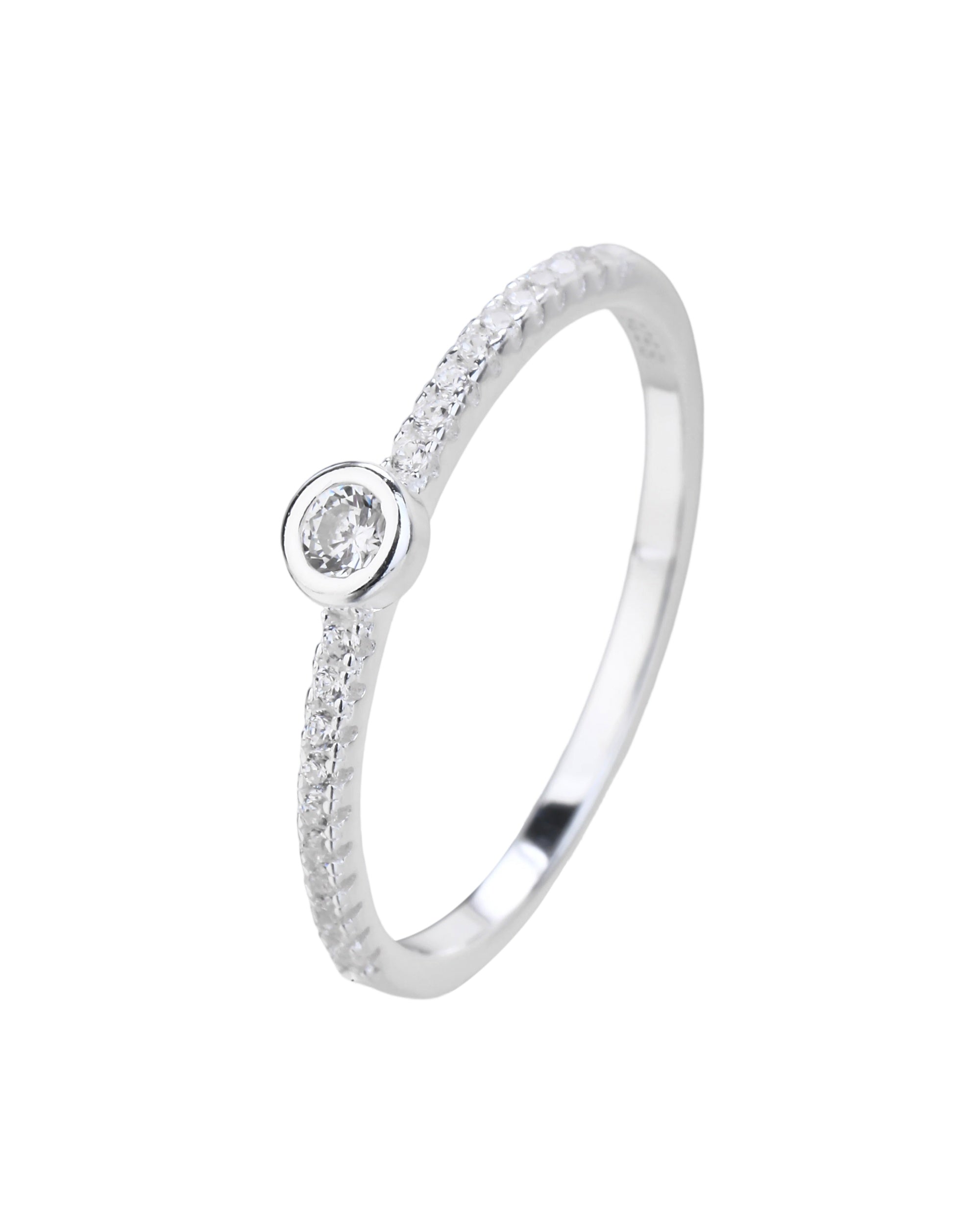 Anillo sencillo con circonia redonda blanca en plateado