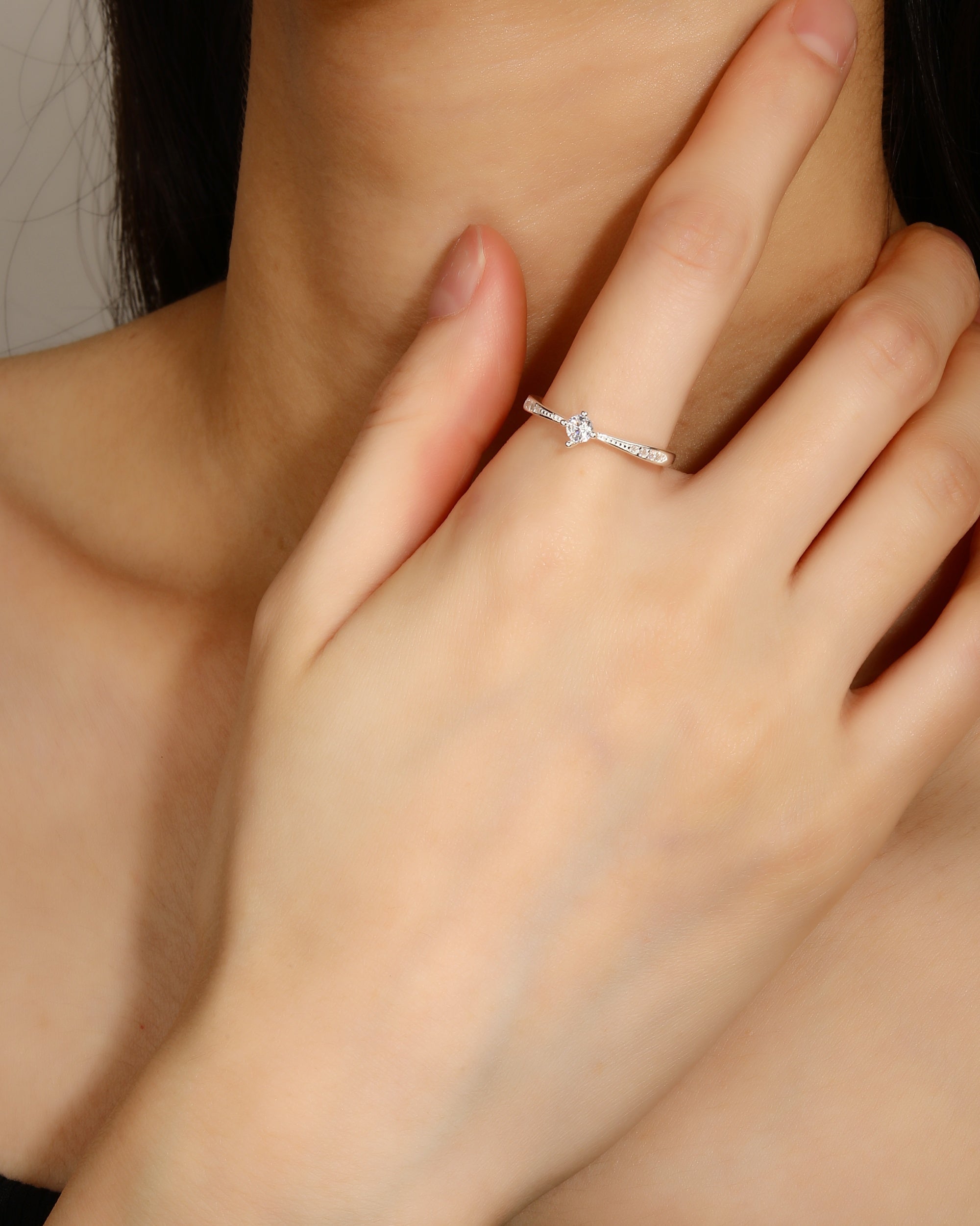 Solitario ajustable con circonia redonda blanca en plateado