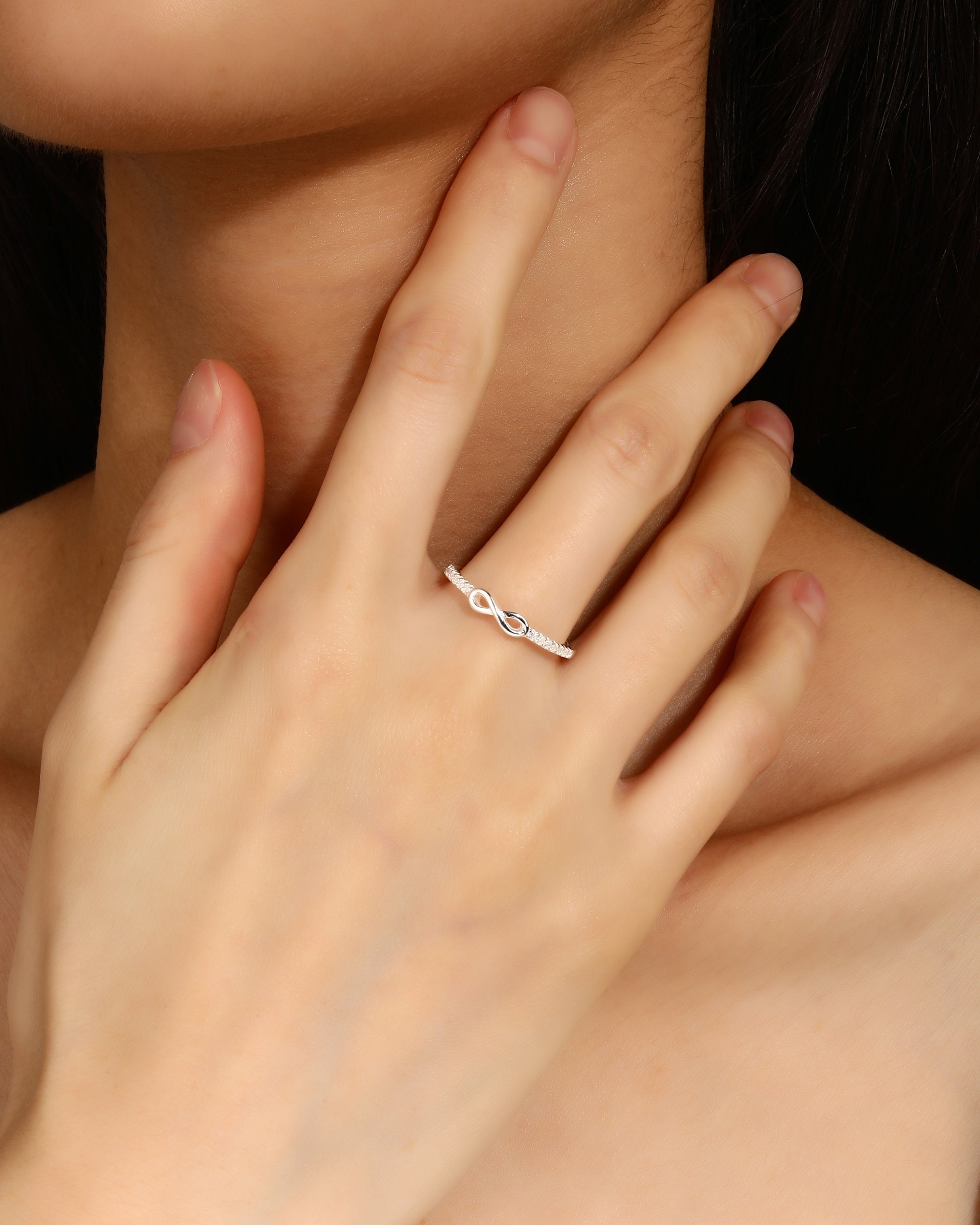 Anillo ajustable de infinito con circonia blanca en plateado
