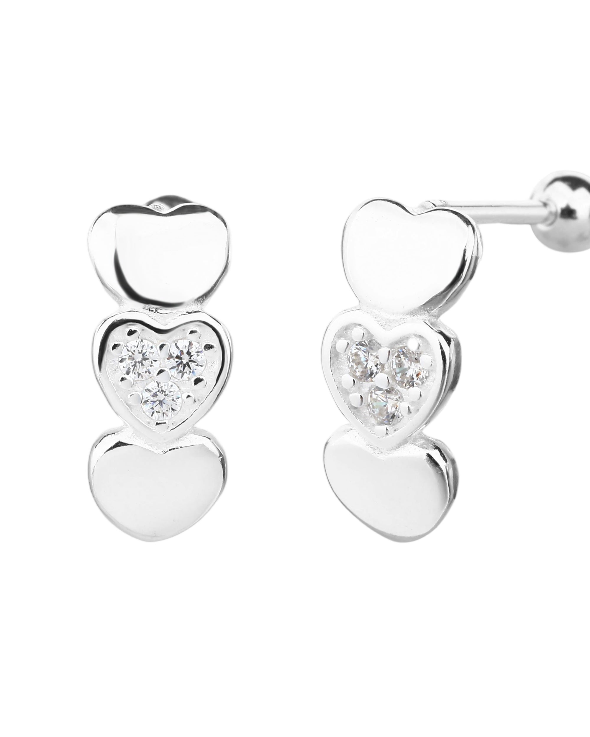 Arete dormilon de corazones lisos con circonia blanca en plateado
