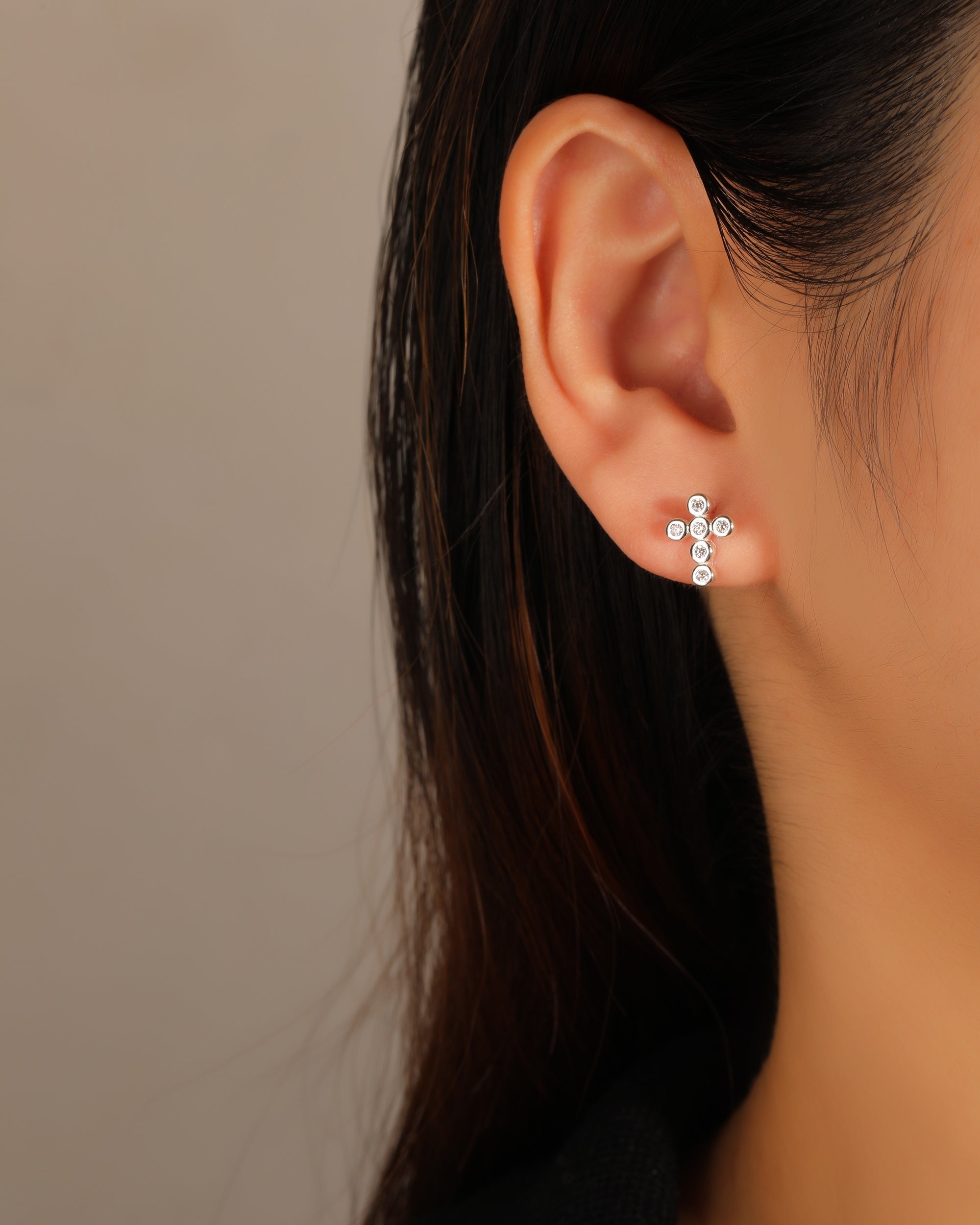 Arete dormilon de Cruz con circonia blanca en plateado