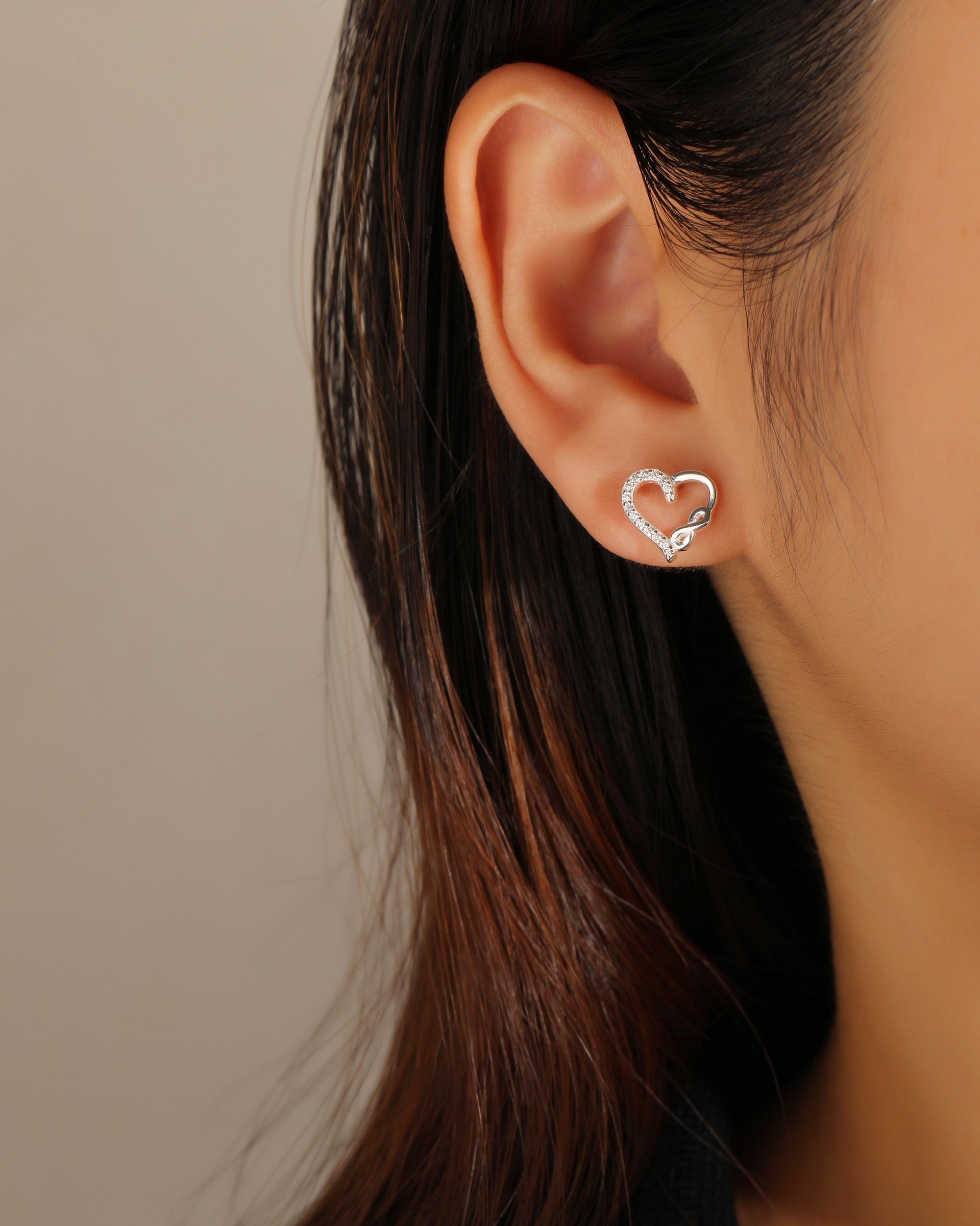 Arete dormilon de corazon e infinito liso con circonia blanca en plateado