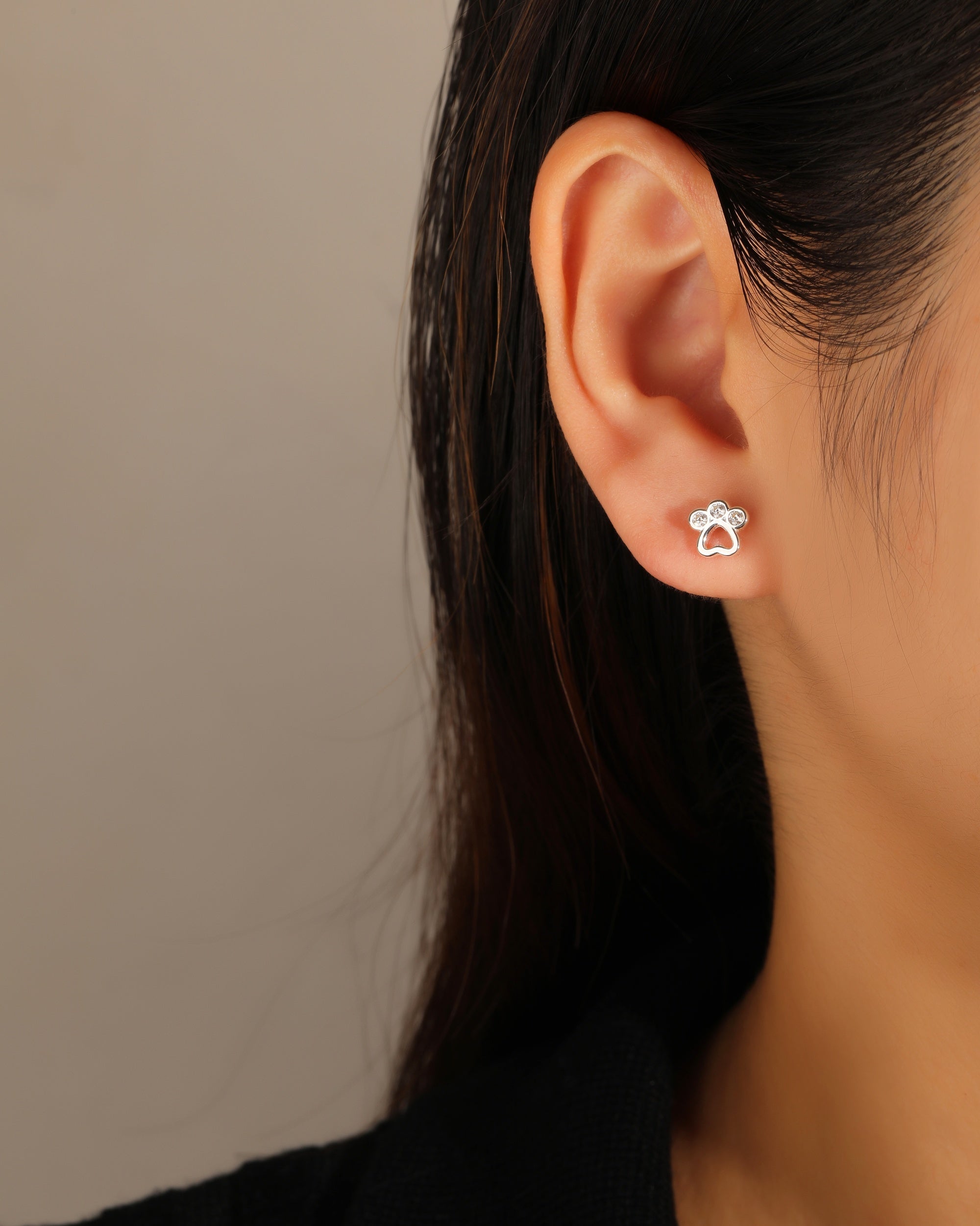 Arete dormilon de huella con circonia blanca en plateado