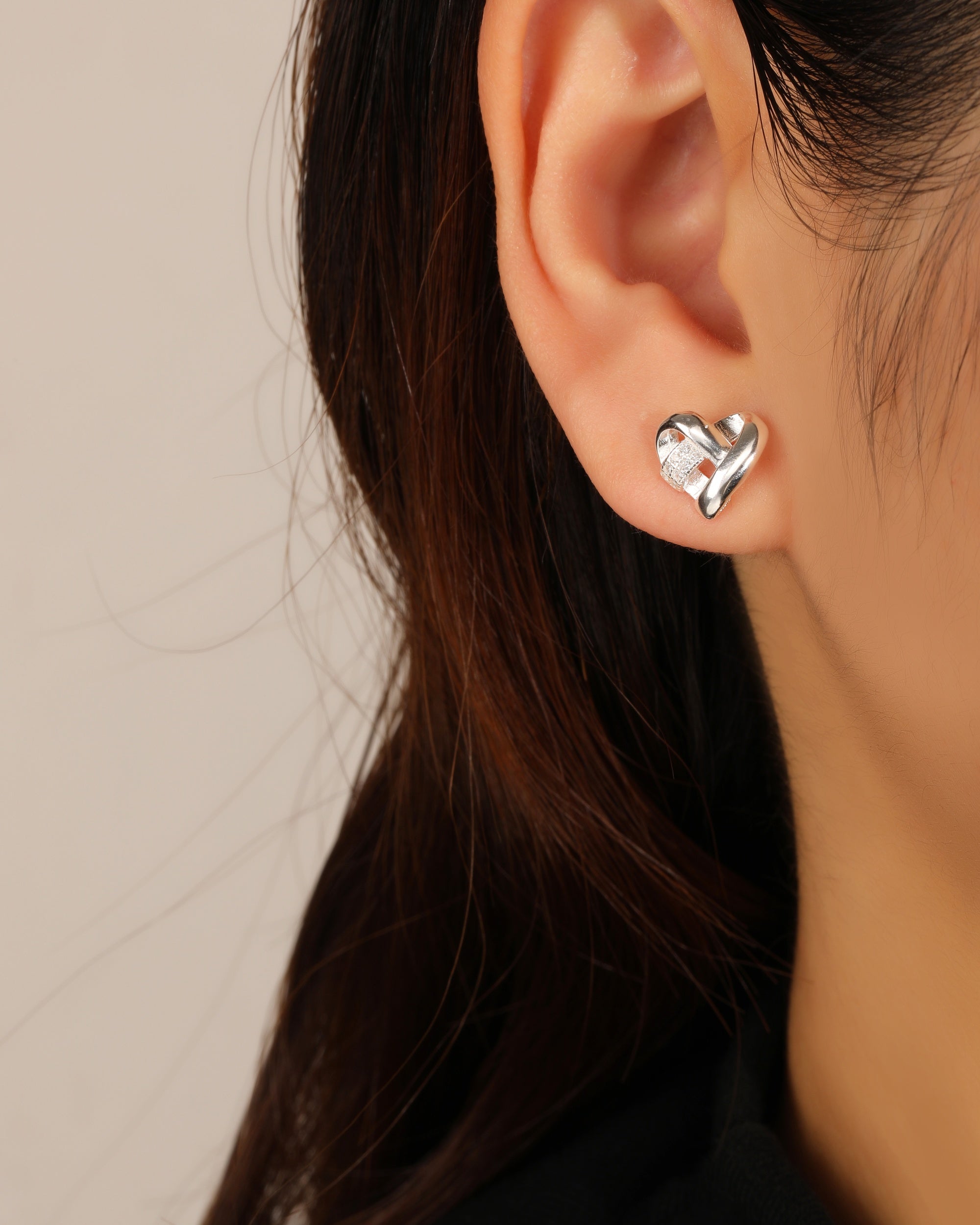 Broquel de corazon liso con circonia blanca en plateado