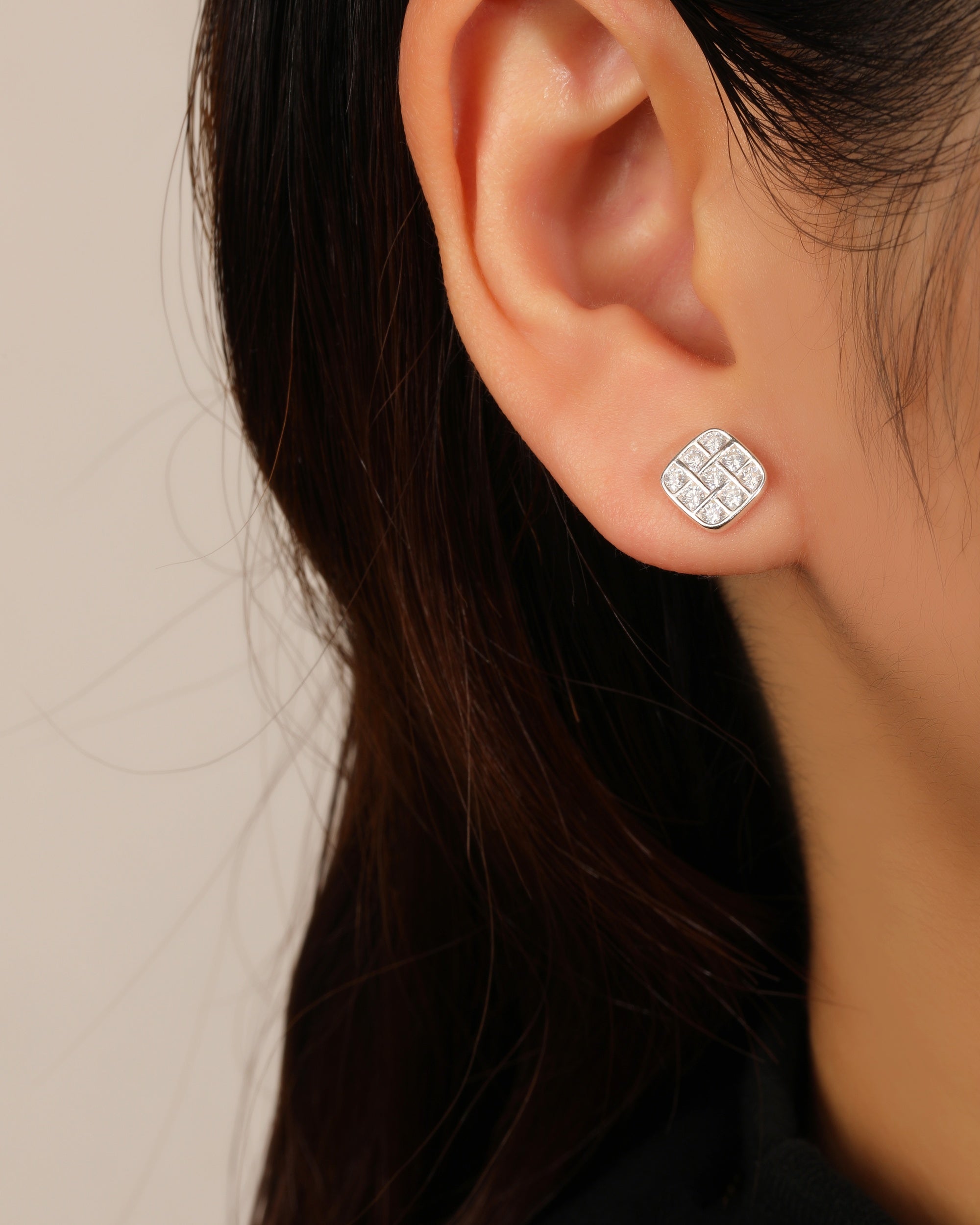 Broquel cuadrado con circonias blanca en plateado