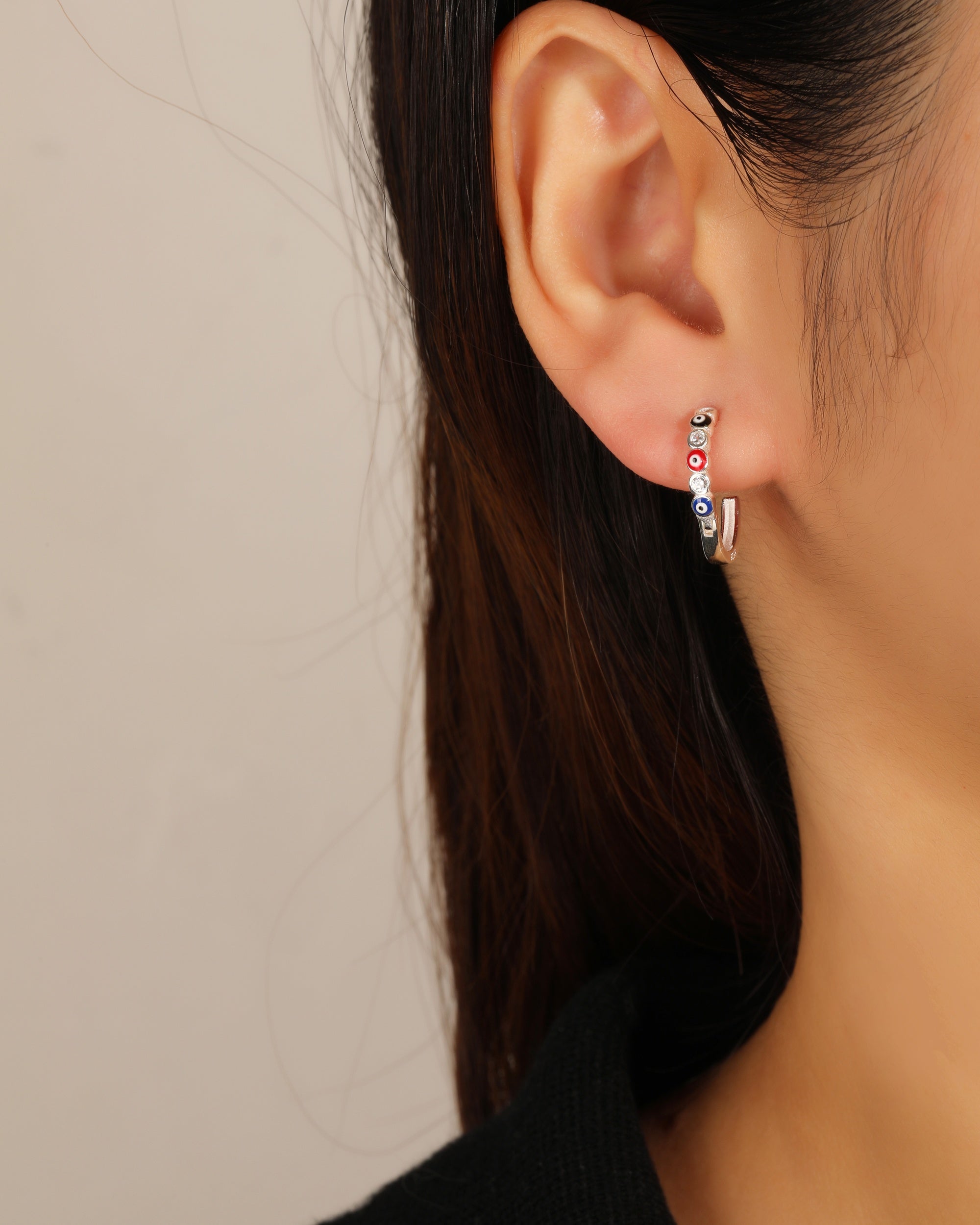 Arete de ojitos esmaltados multicolor en plateado