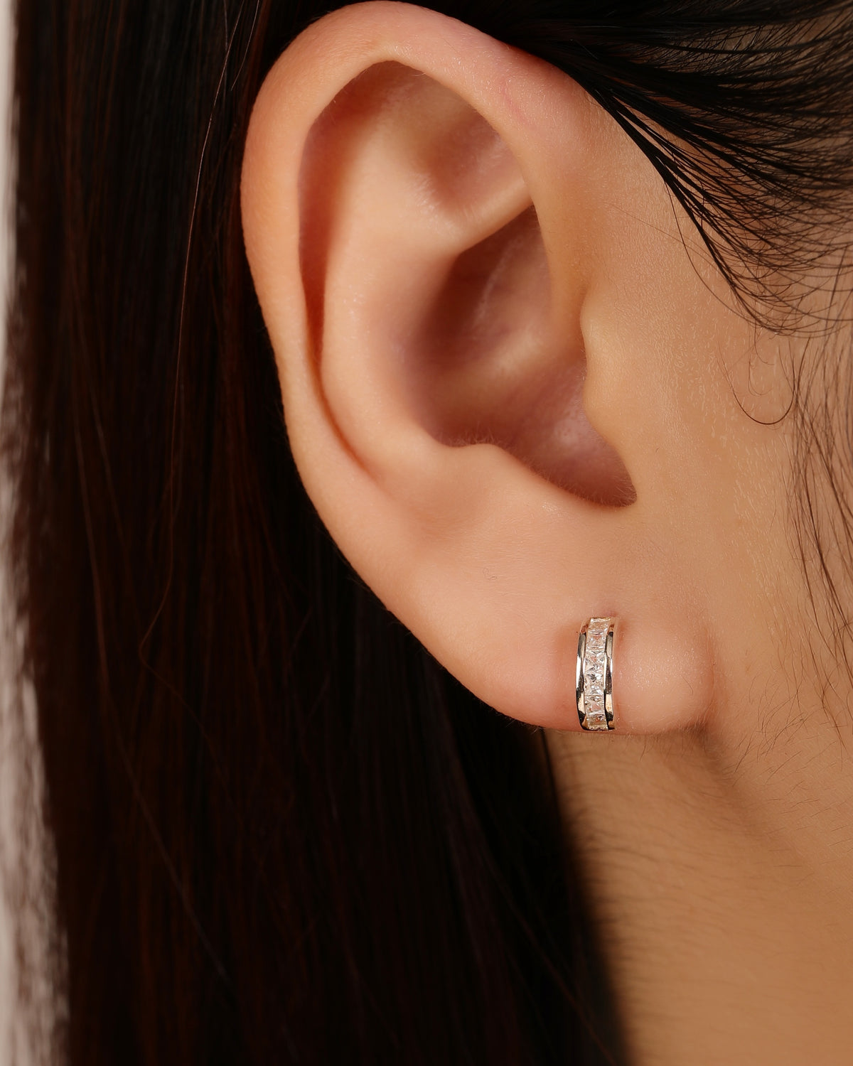 Arete diseño en C con canal de circonias cuadradas en plateado