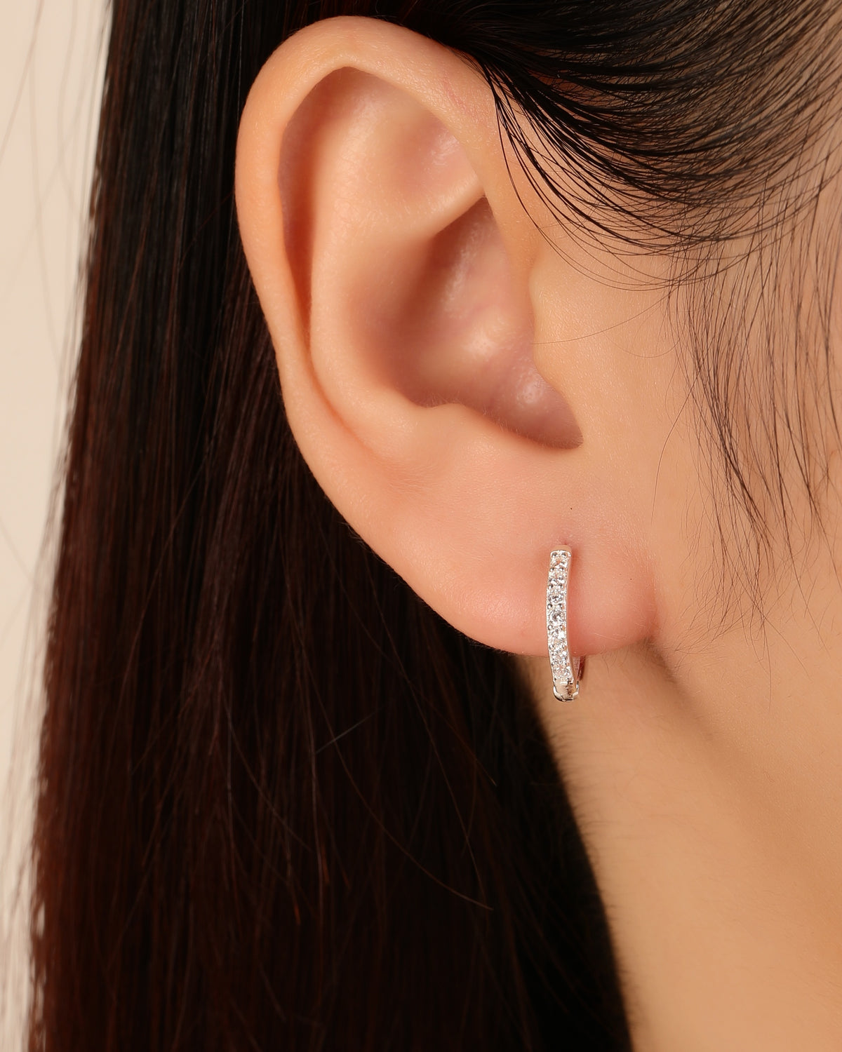 Huggie ovalada con circonias 12mm en plateado