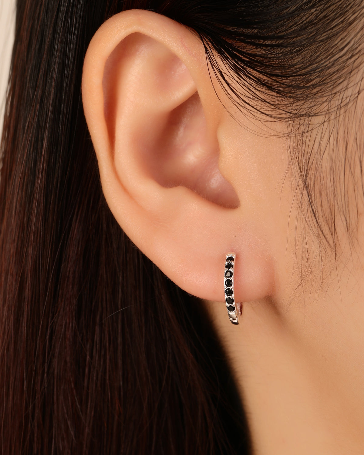 Huggie ovalada con circonias 12mm en plateado
