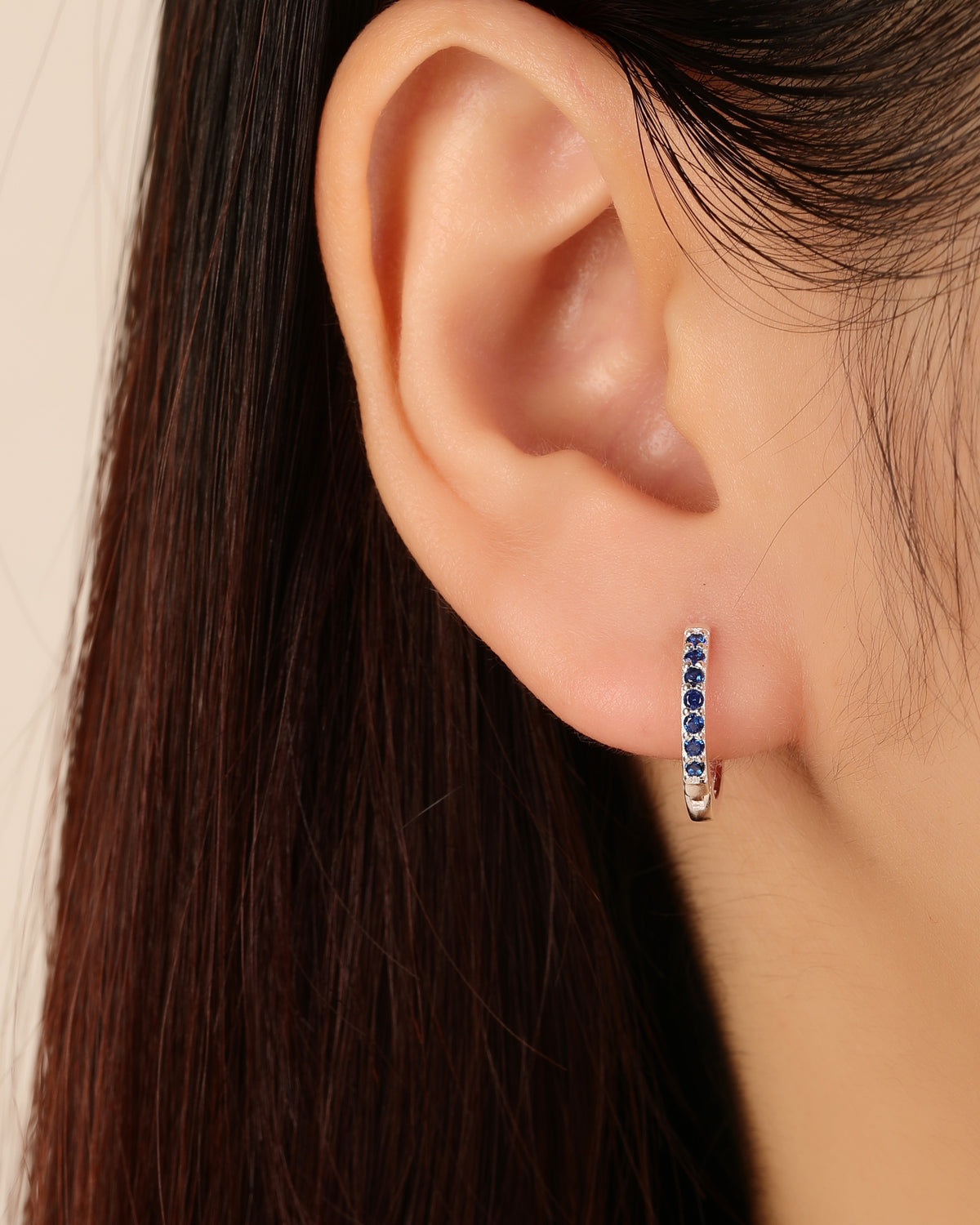 Huggie ovalada con circonias 12mm en plateado