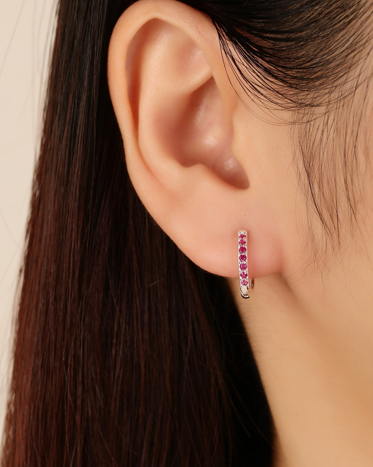 Huggie ovalada con circonias 12mm en plateado