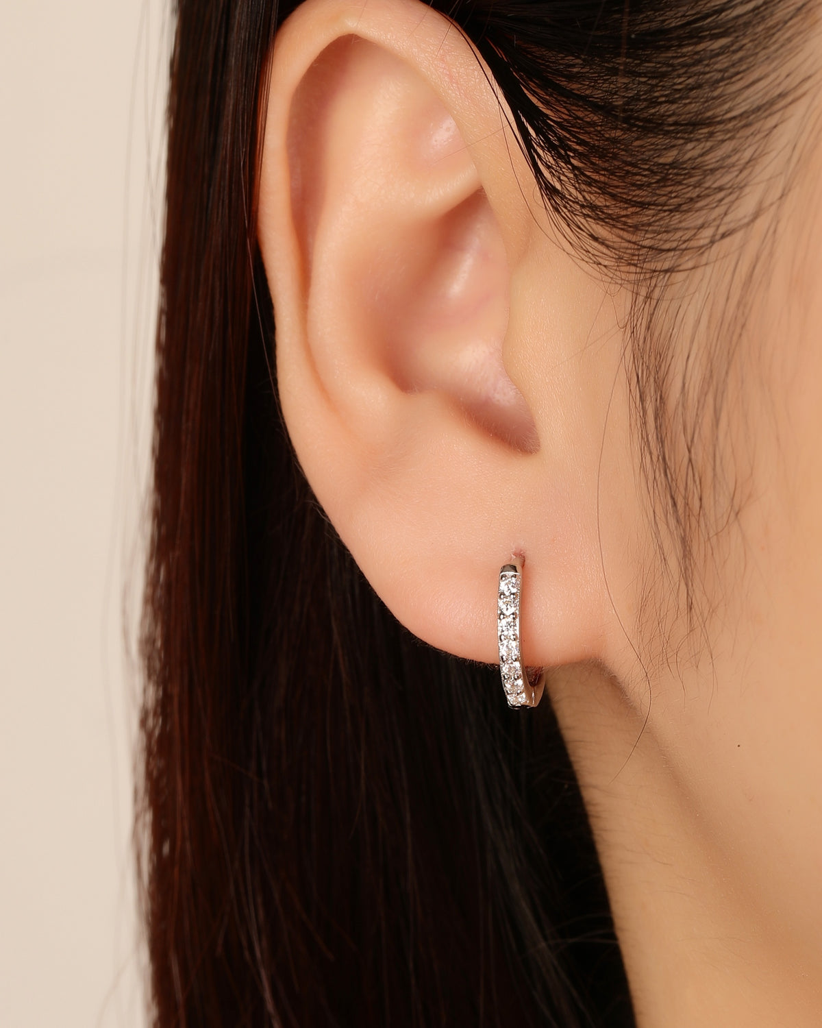 Huggie ovalada con circonias 12mm en rodizado