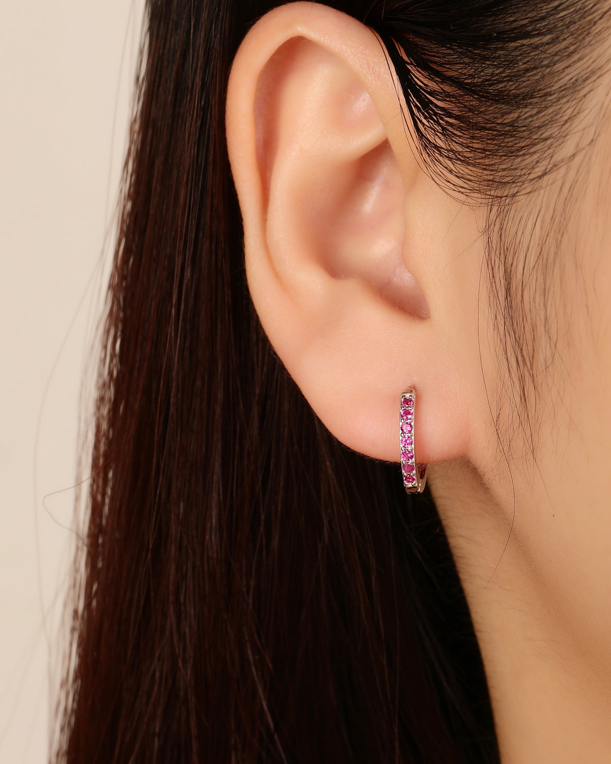 Huggie ovalada con circonias 12mm en rodizado