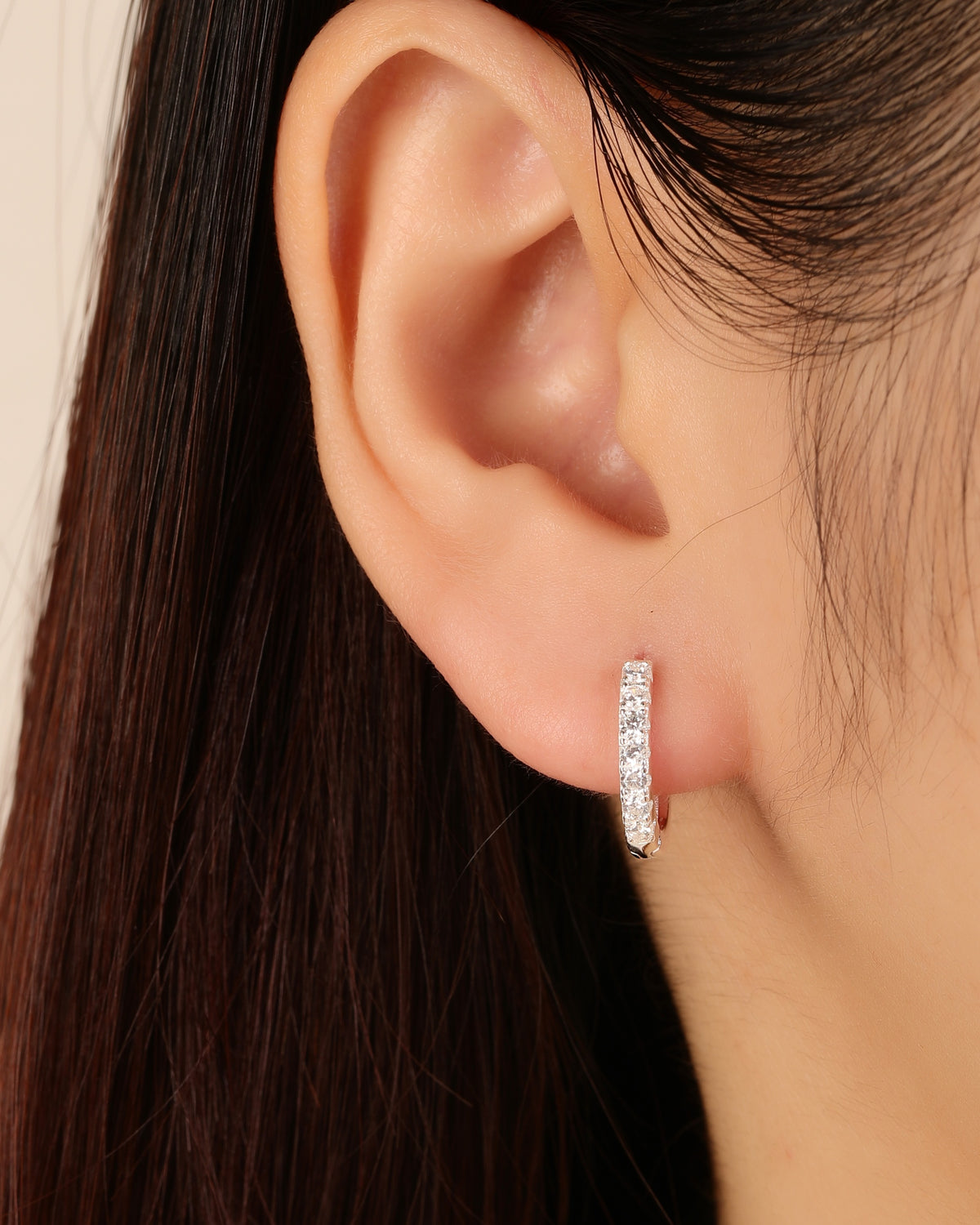 Huggie oval con circonias 13mm en plateado