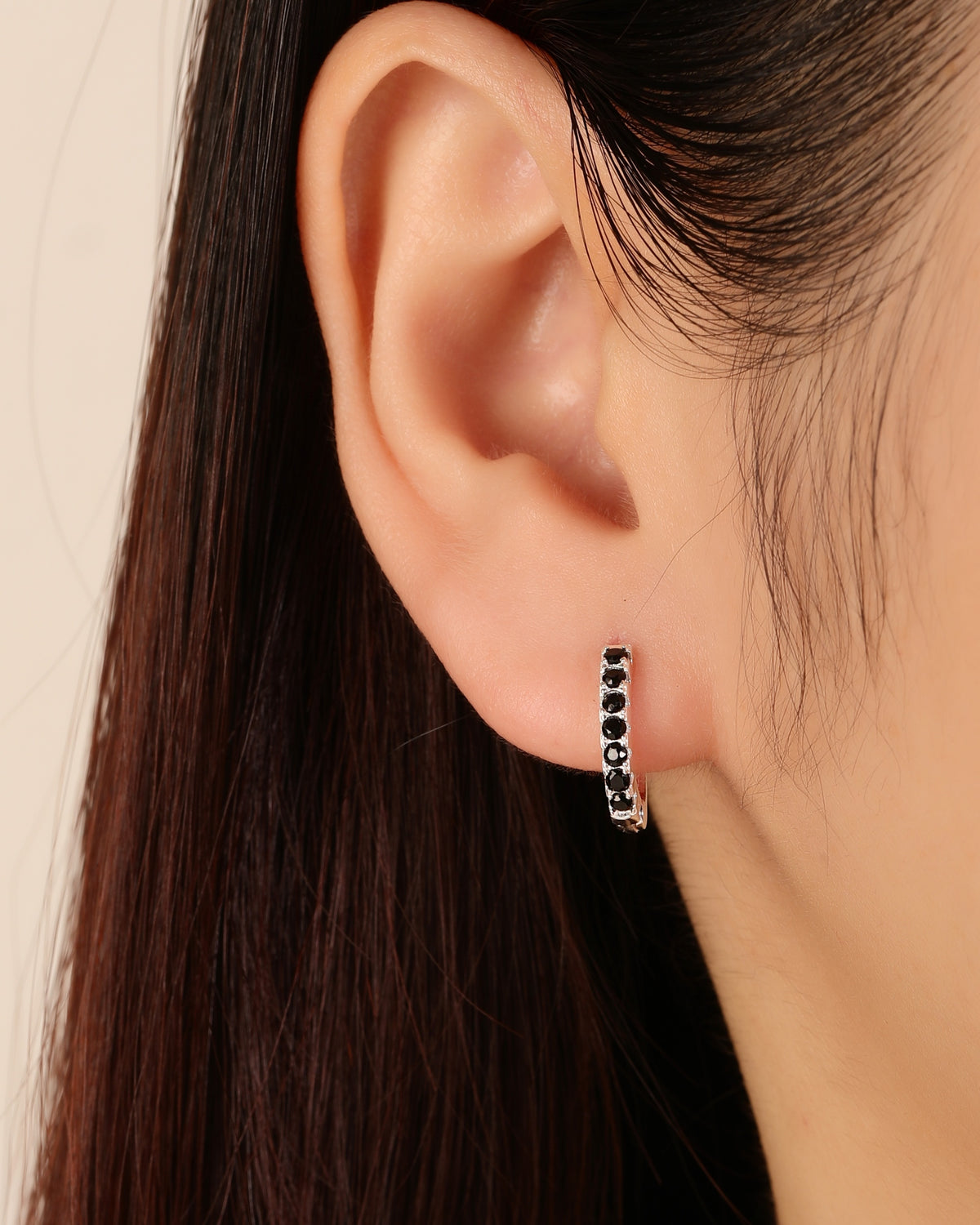 Huggie oval con circonias 13mm en plateado