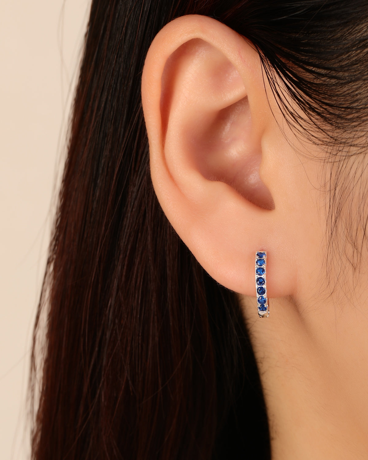 Huggie oval con circonias 13mm en plateado