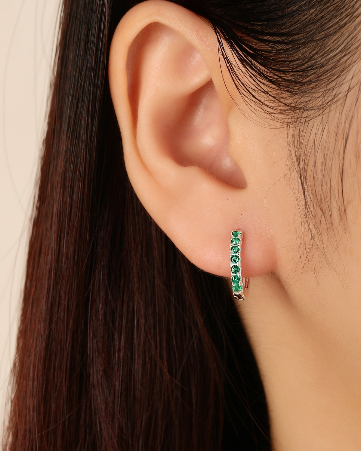 Huggie oval con circonias 13mm en plateado