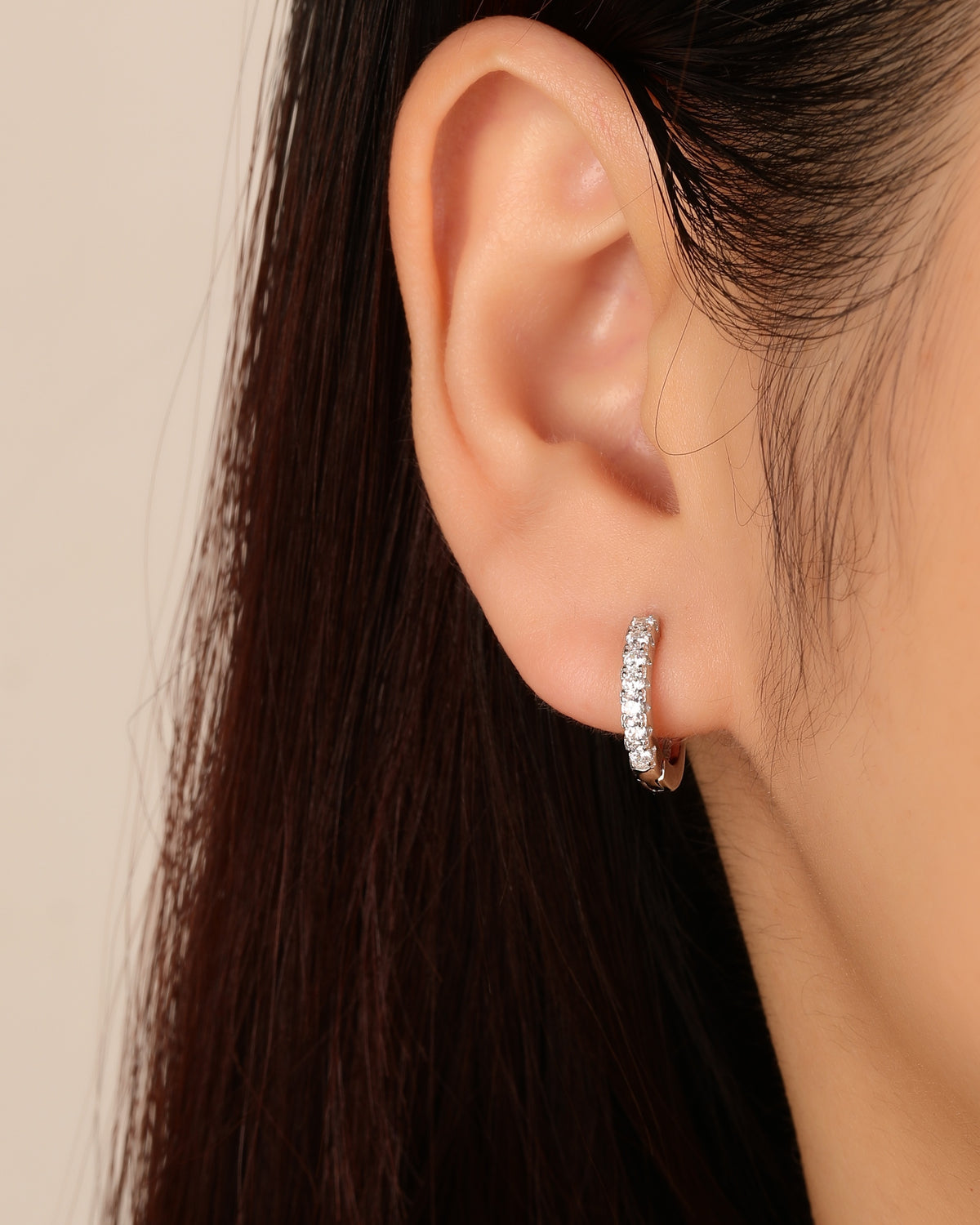 Huggie oval con circonias 13mm en rodizado