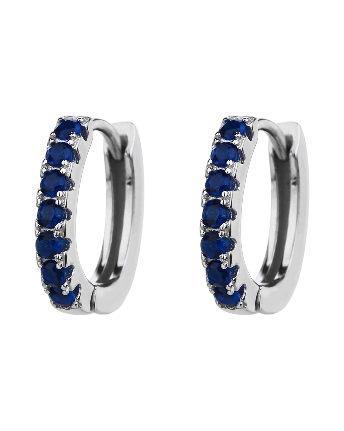 Huggie oval con circonias 13mm en rodizado