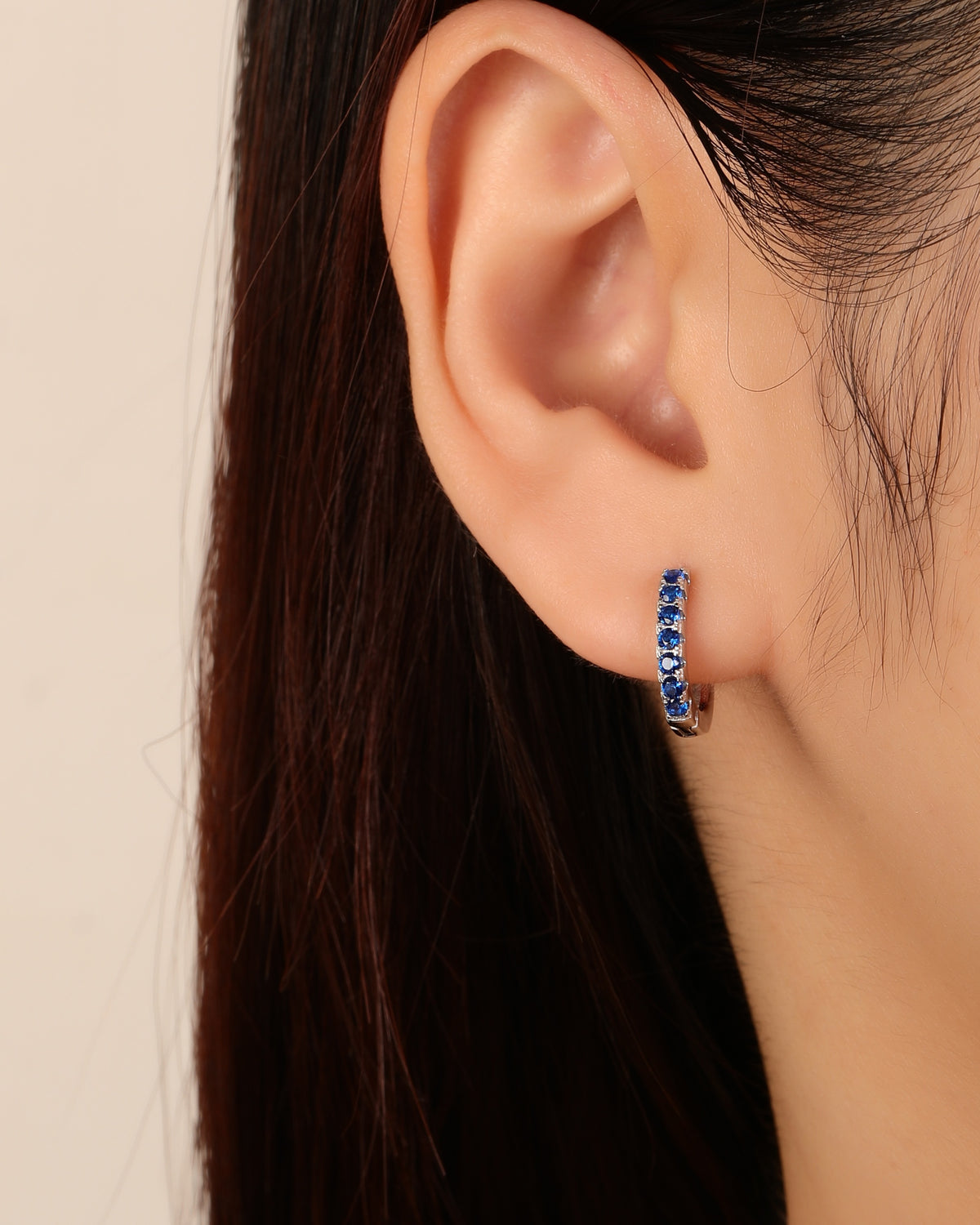 Huggie oval con circonias 13mm en rodizado