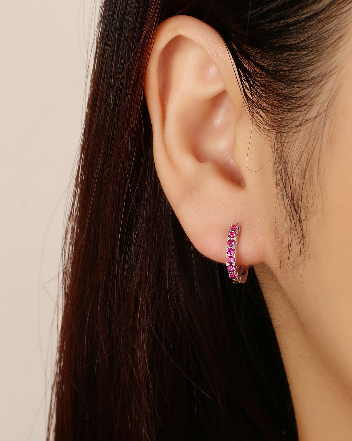 Huggie oval con circonias 13mm en rodizado