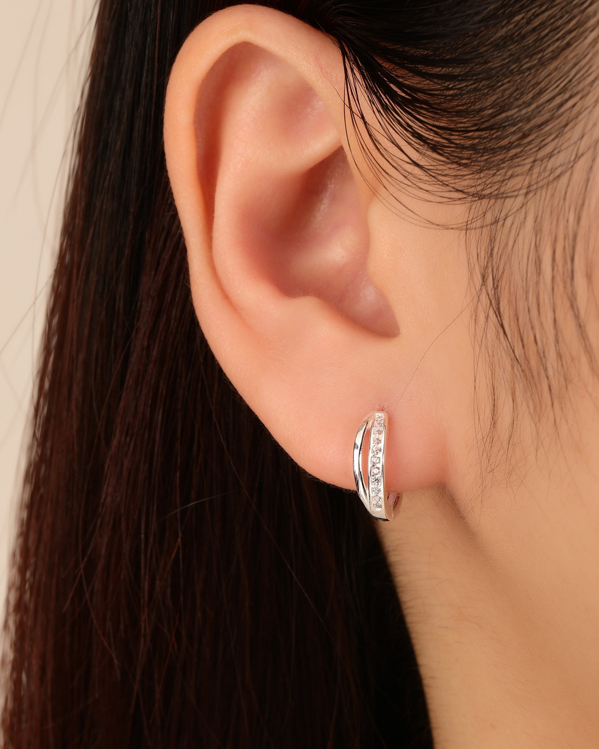 Huggie doble aro cruzado liso y con canal de circonias 12mm en plateado