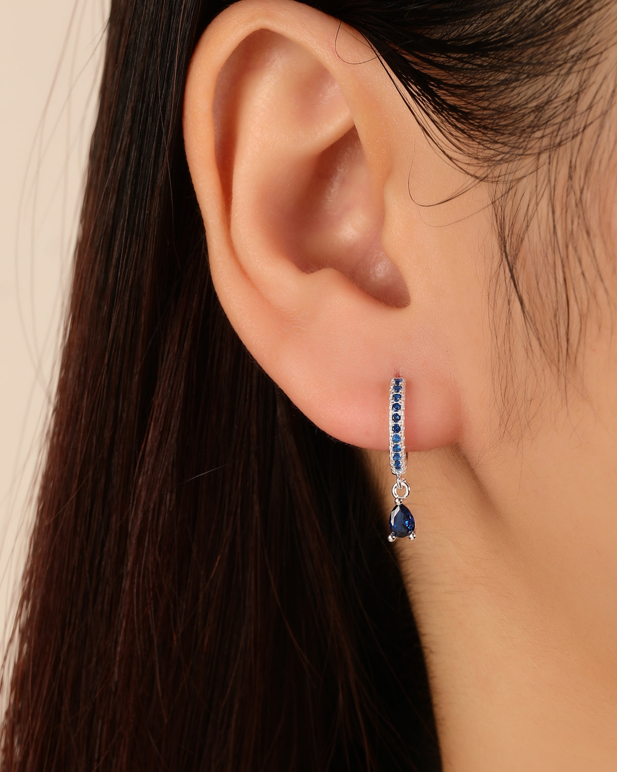 Huggie redondo con circonias y colgante de circonia gota 12mm en plateado