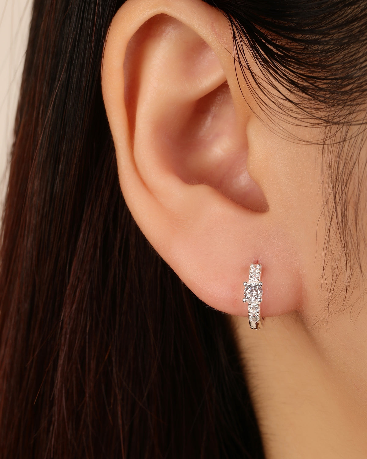 Huggie con circonia redonda y halo lateral 11mm en plateado