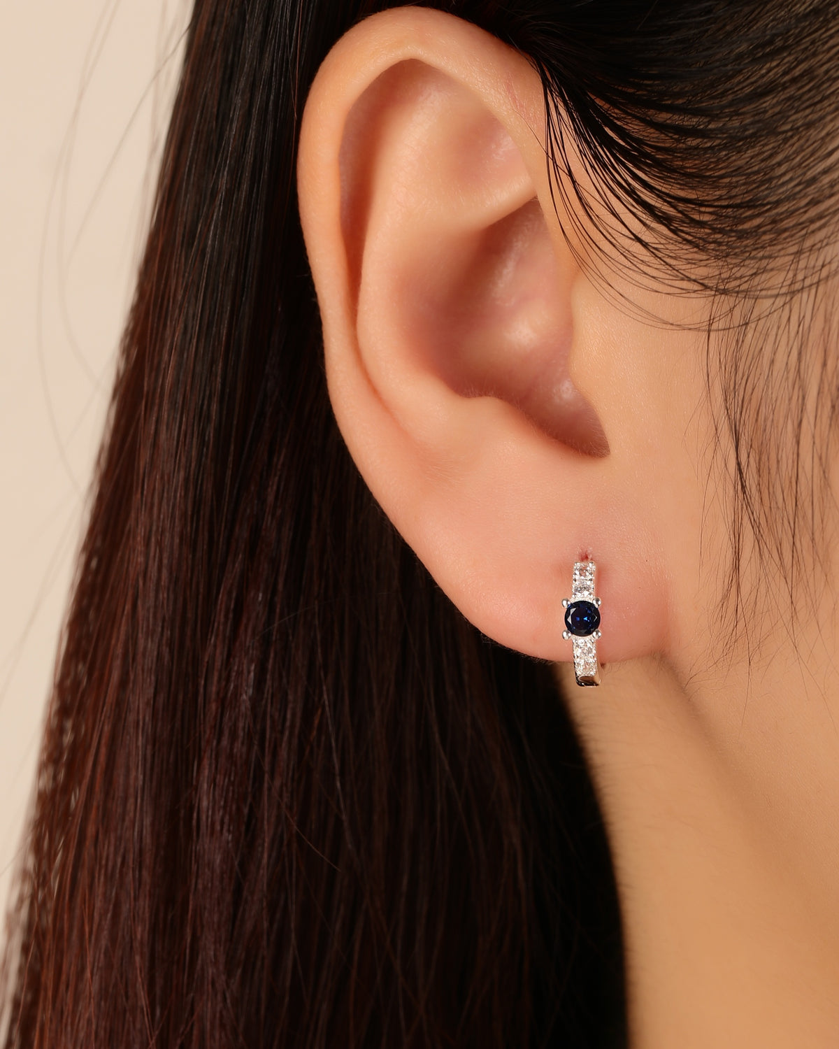 Huggie con circonia redonda y halo lateral 11mm en plateado