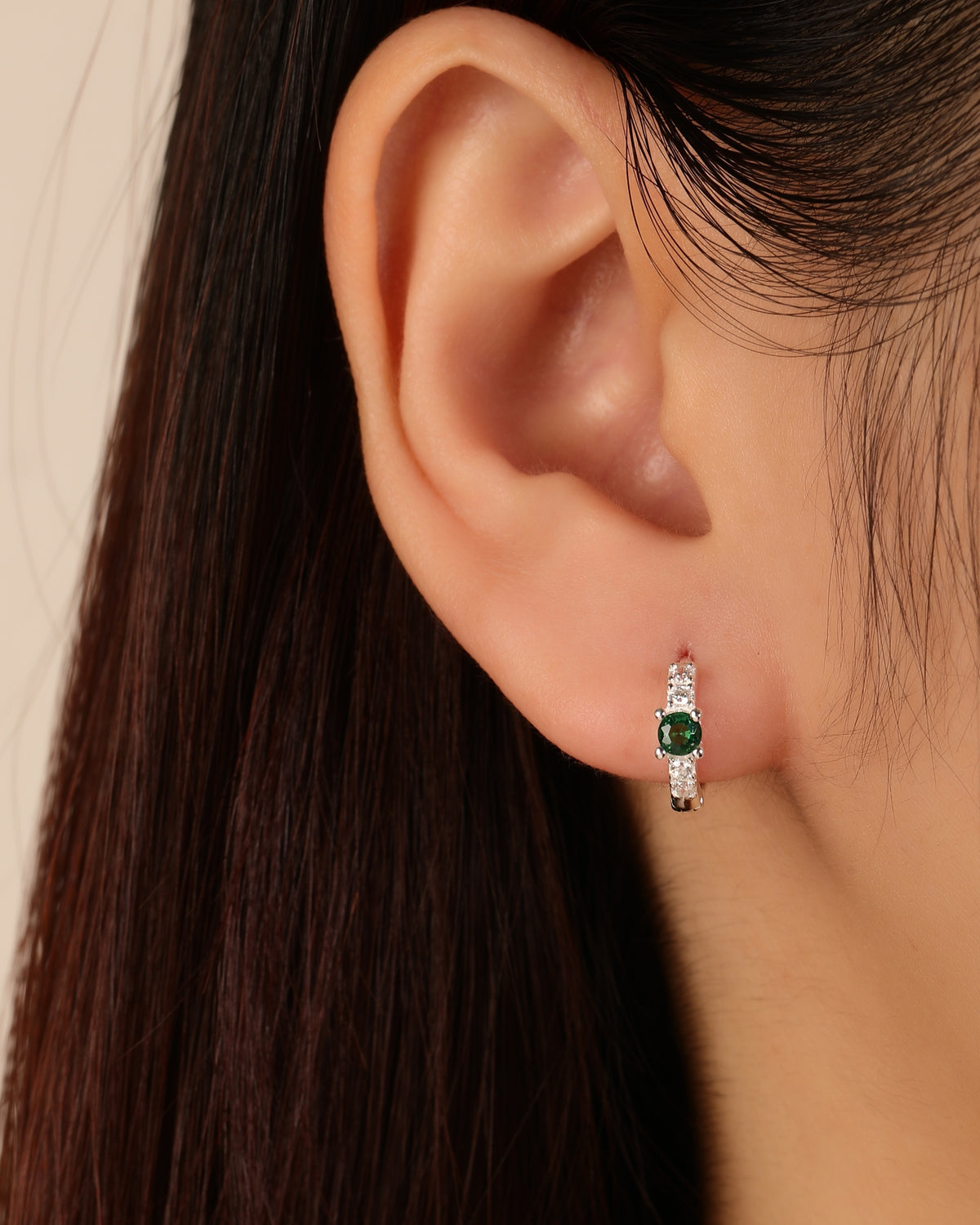 Huggie con circonia redonda y halo lateral 11mm en plateado