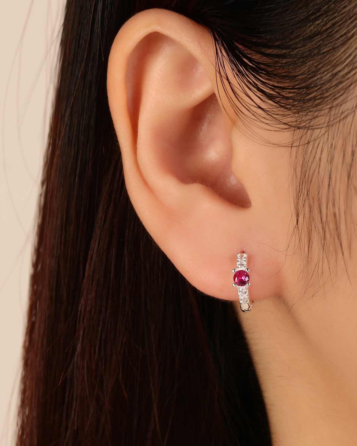 Huggie con circonia redonda y halo lateral 11mm en plateado