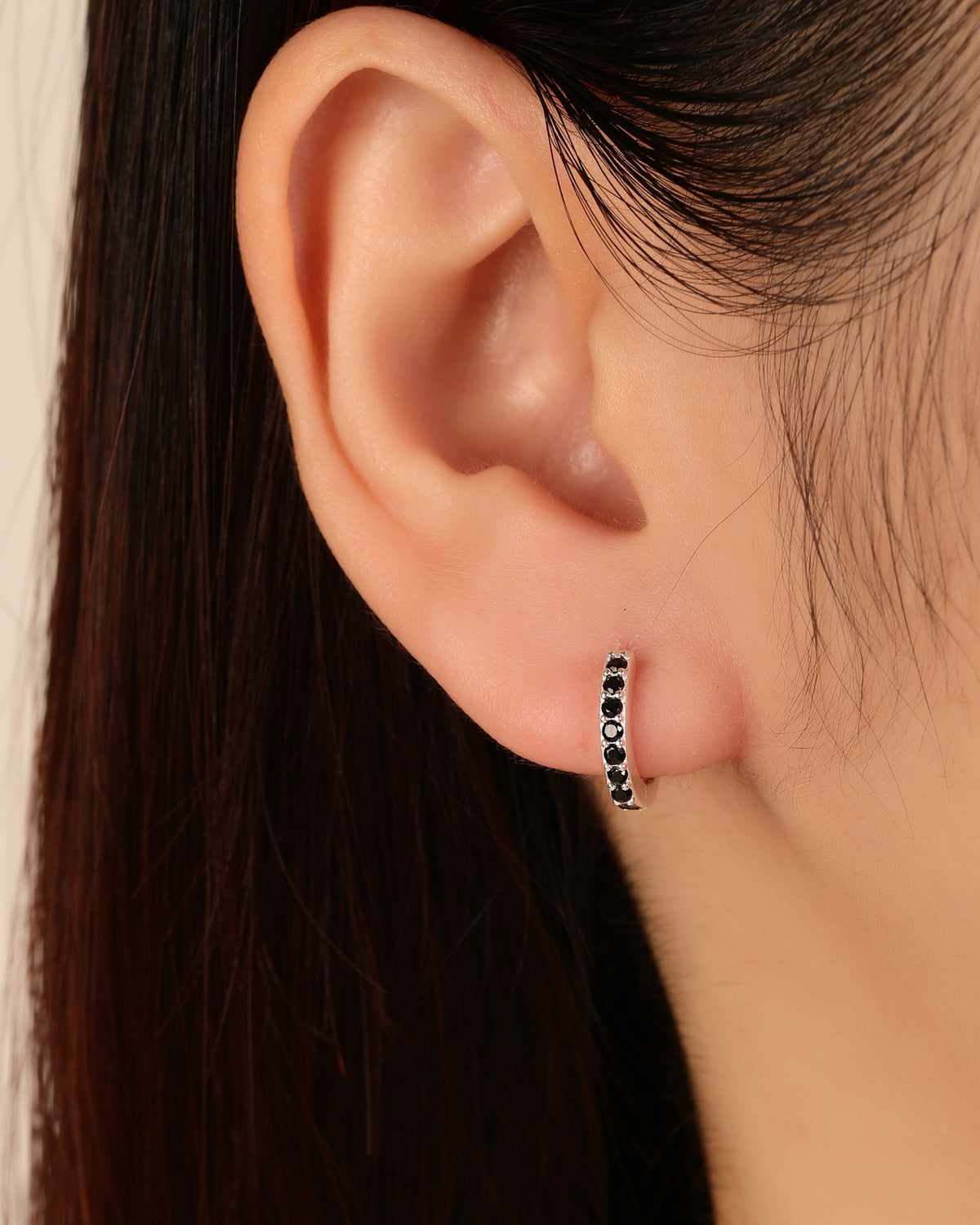 Huggie redondo con circonias 12mm en plateado