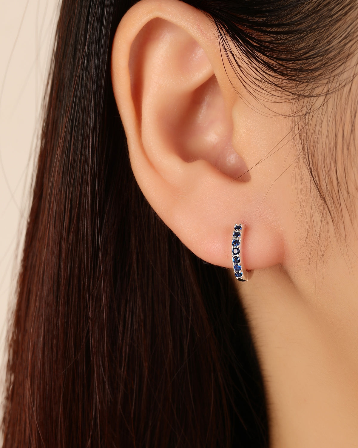 Huggie redondo con circonias 12mm en plateado