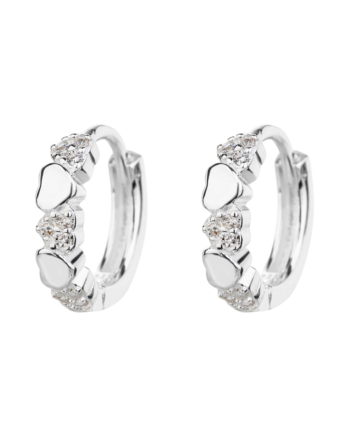 Huggie con corazones lisos e incrustaciones de circonias 12mm en plateado