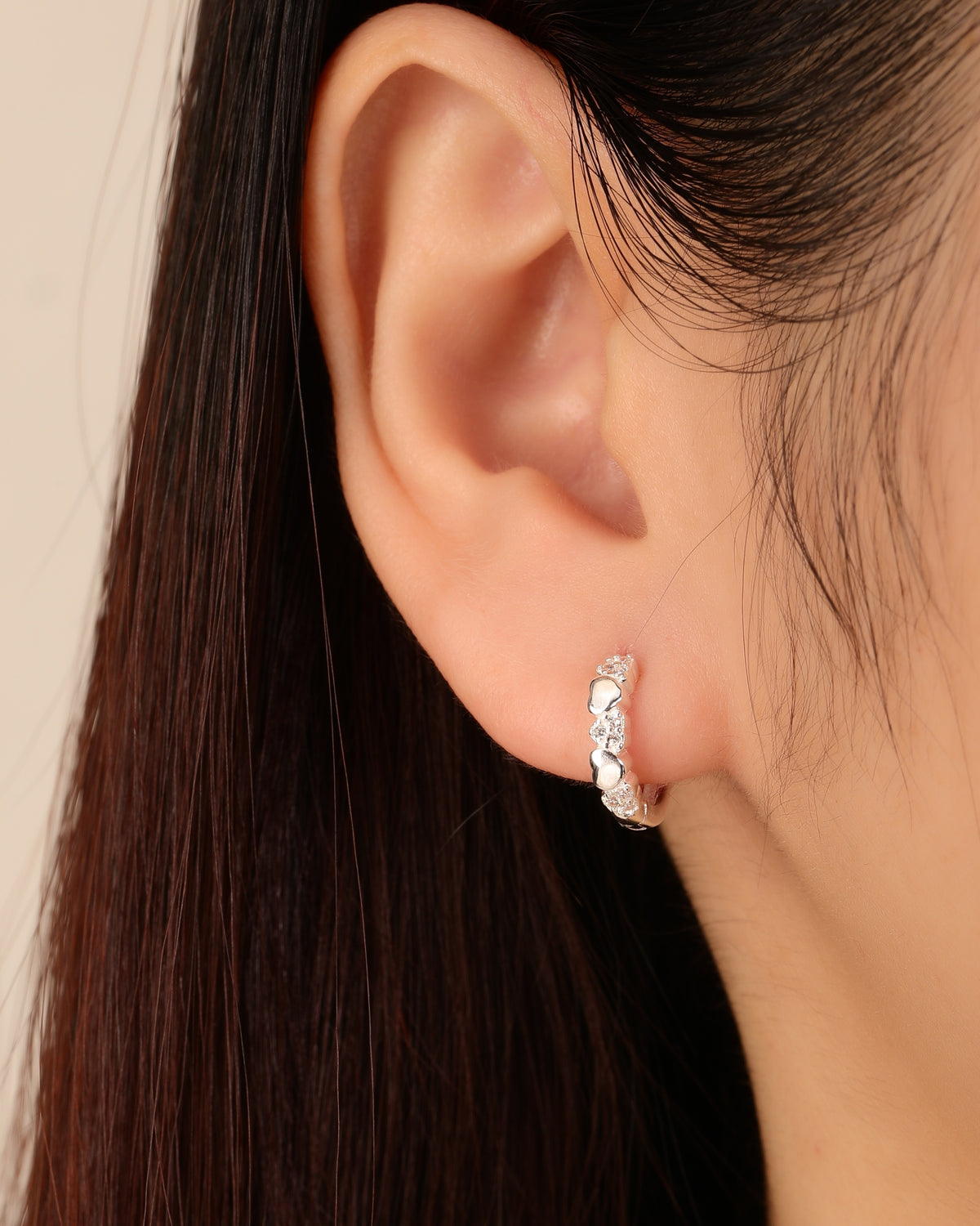 Huggie con corazones lisos e incrustaciones de circonias 12mm en plateado