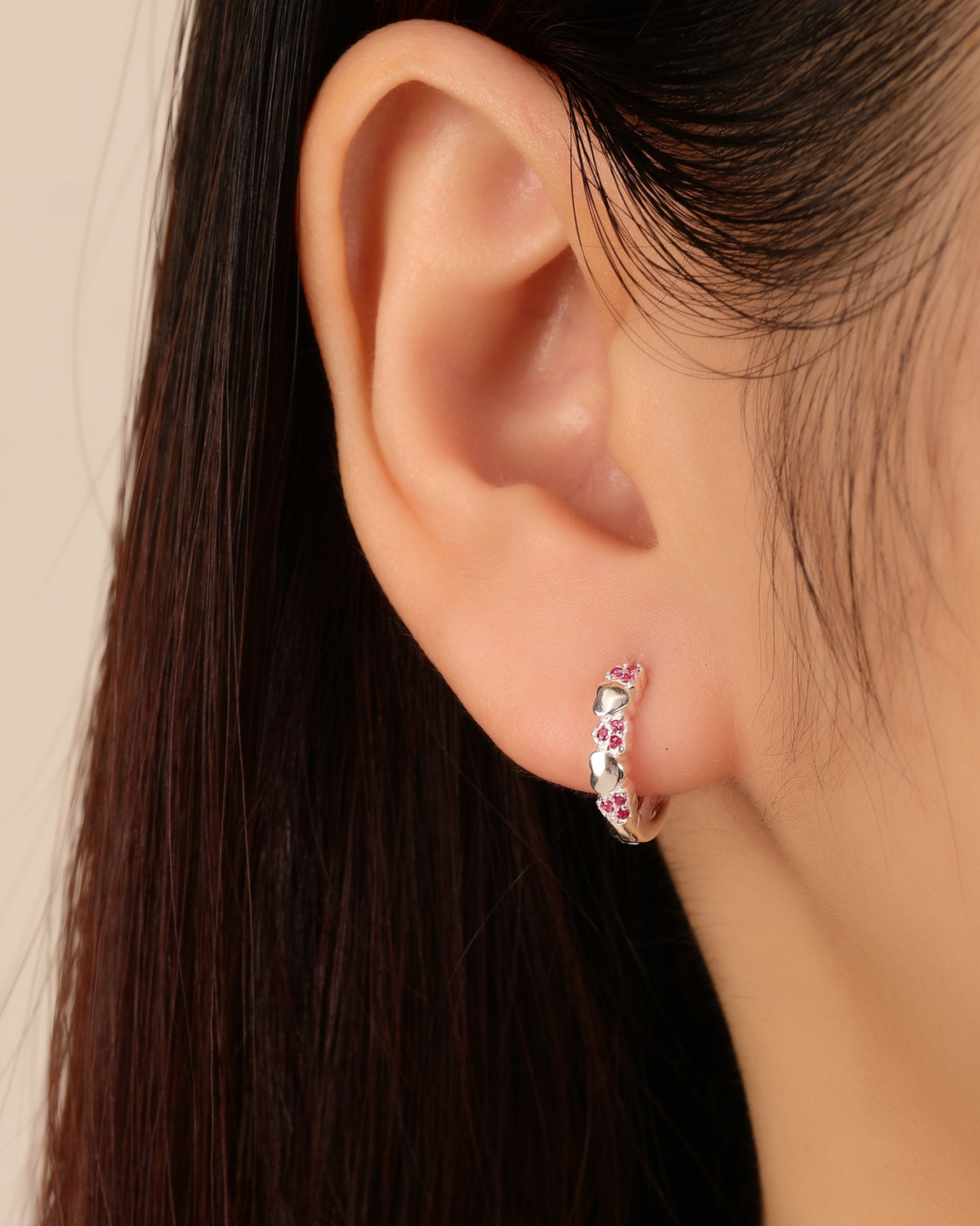 Huggie con corazones lisos e incrustaciones de circonias 12mm en plateado