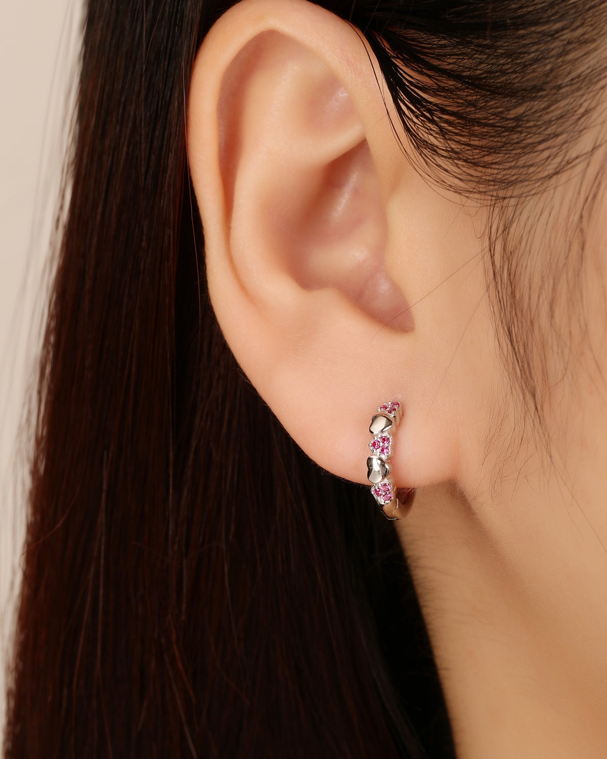 Huggie con corazones lisos e incrustaciones de circonias 12mm en rodizado