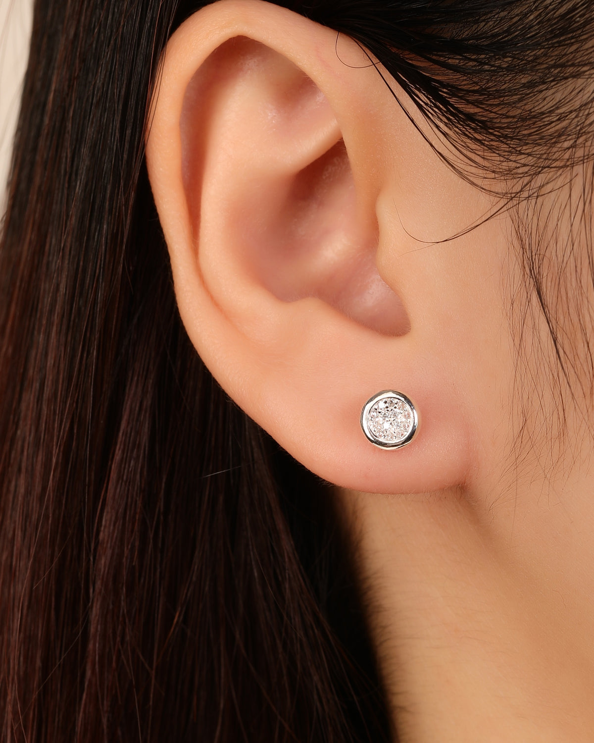 Arete de tipo botón circular con circonias 6mm en plateado