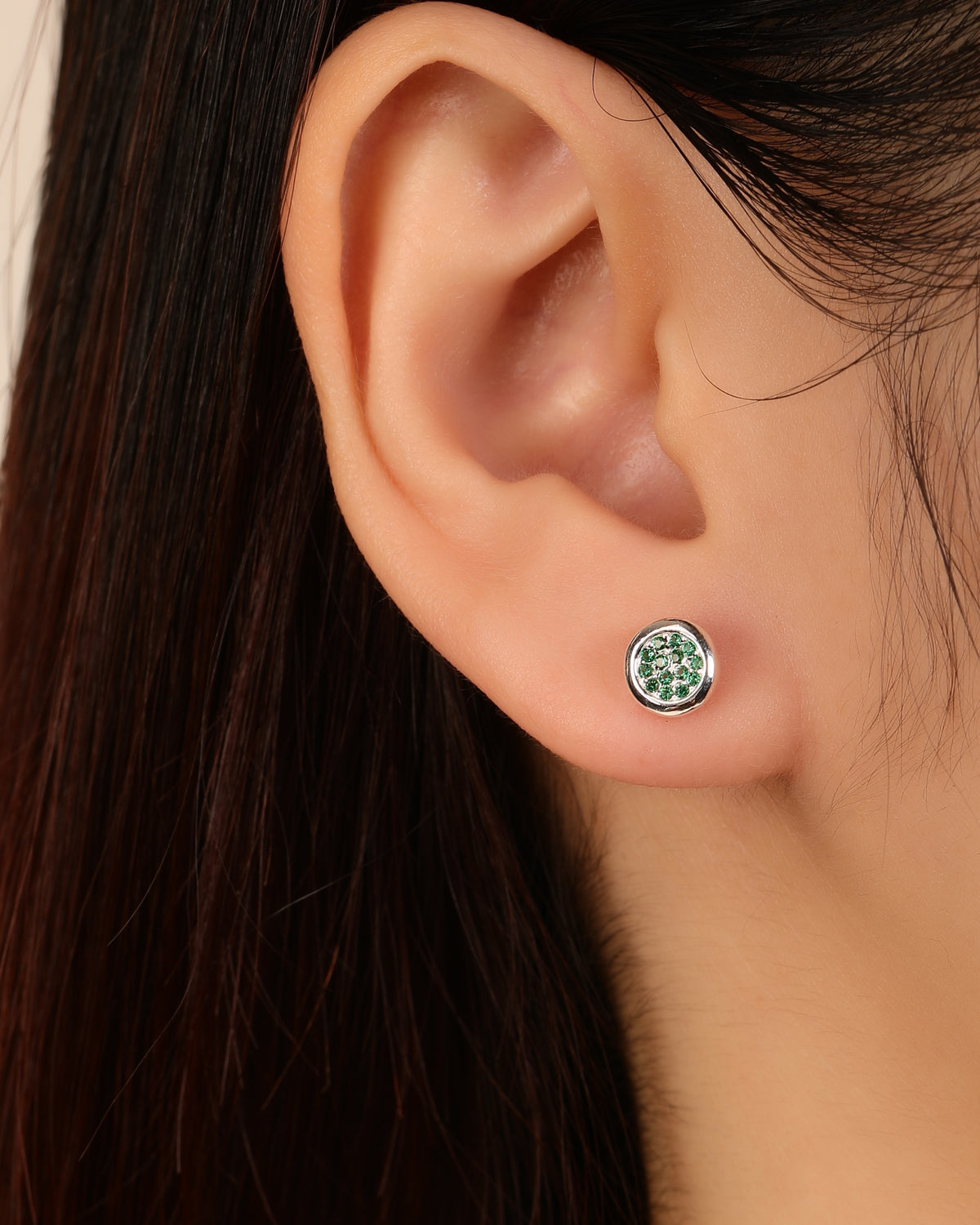 Arete de tipo botón circular con circonias 6mm en plateado