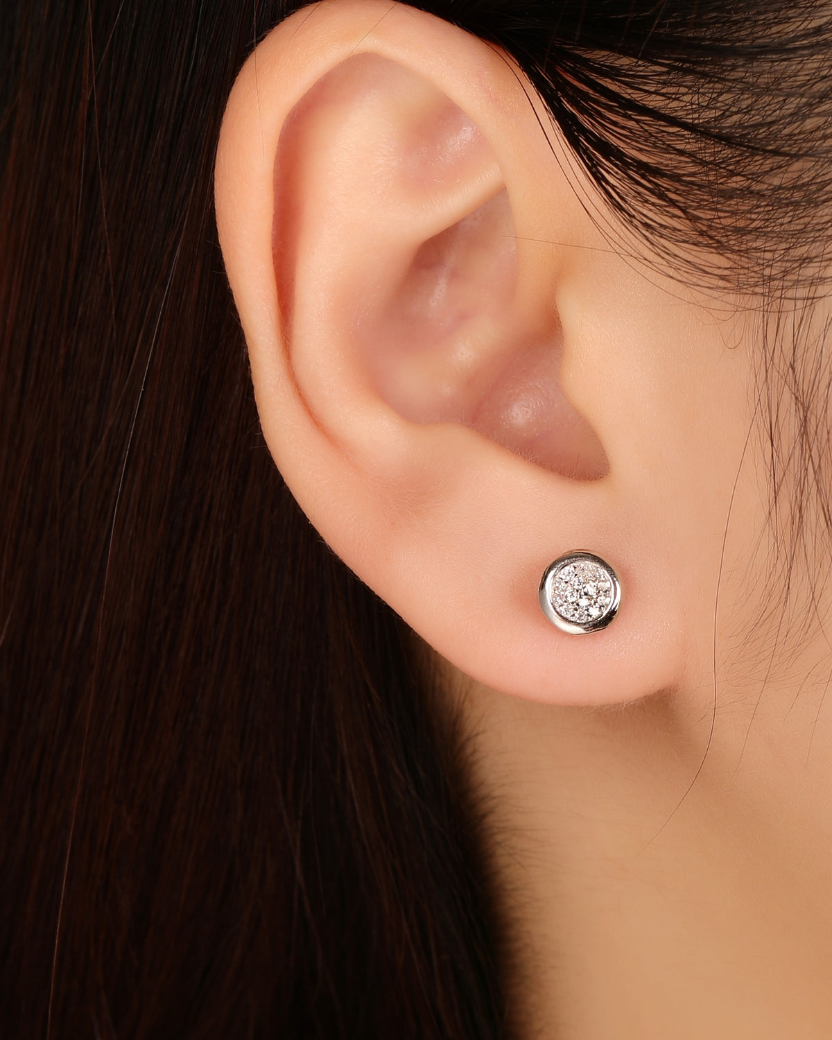 Arete de tipo botón circular con circonias 6mm en rodizado