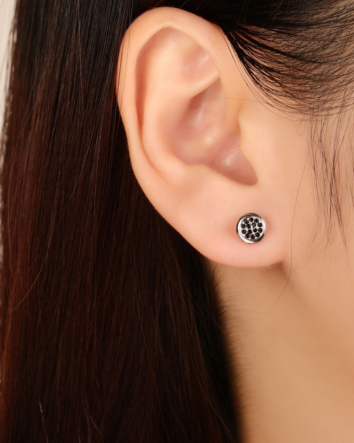 Arete de tipo botón circular con circonias 6mm en rodizado