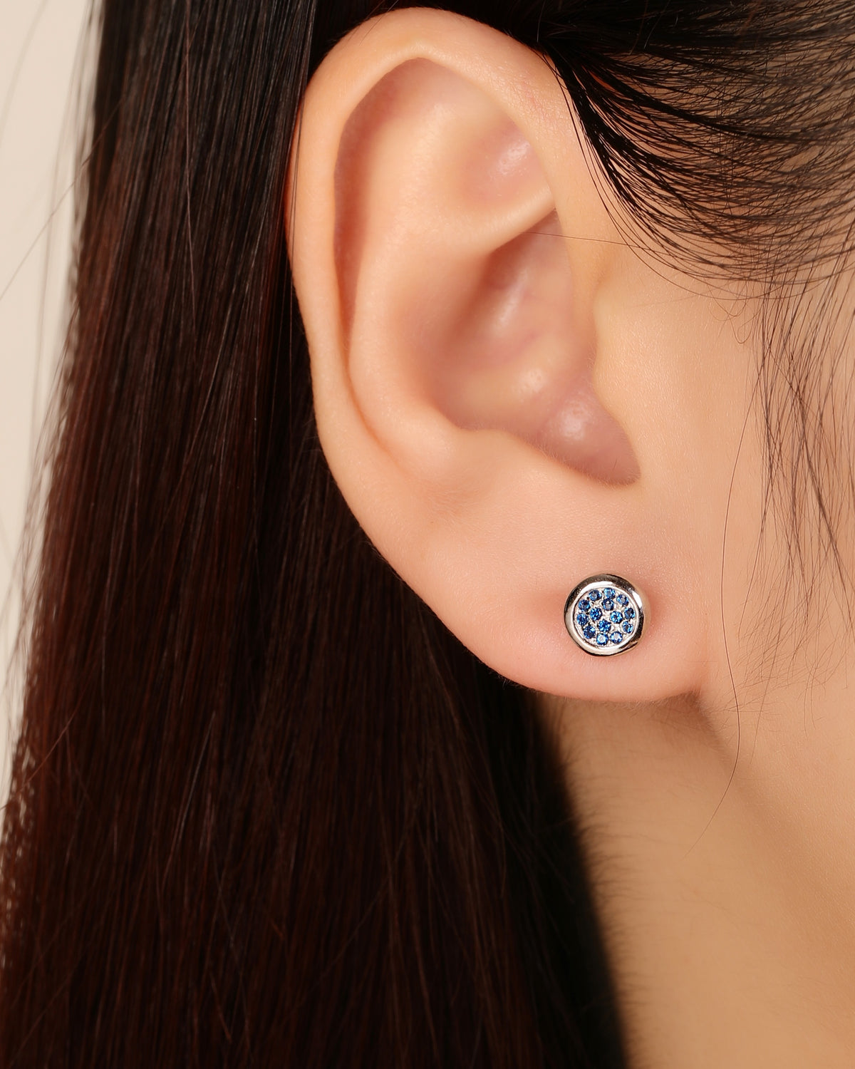 Arete de tipo botón circular con circonias 6mm en rodizado