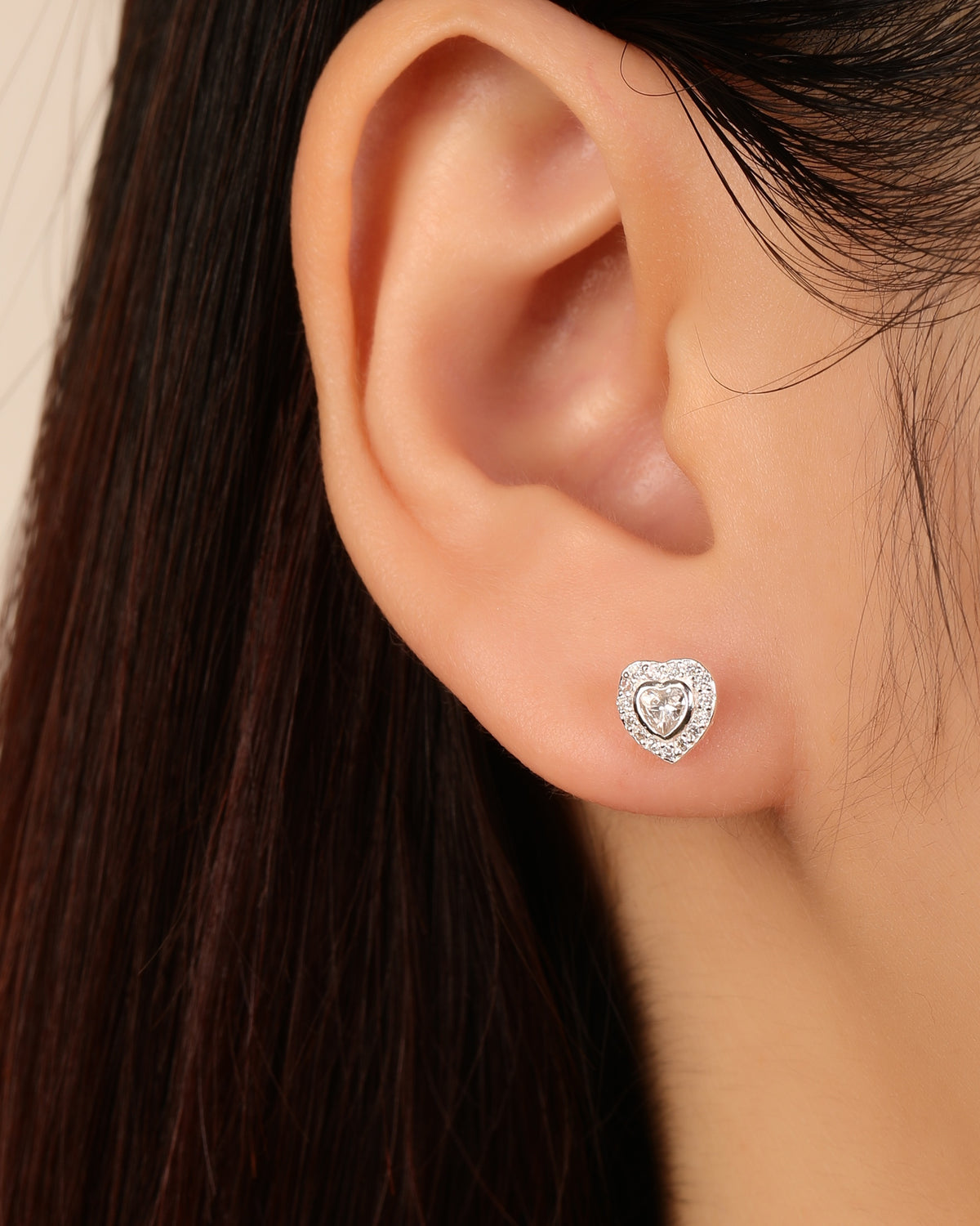 Broquel halo de corazón con circonia corazón central 7mm en plateado